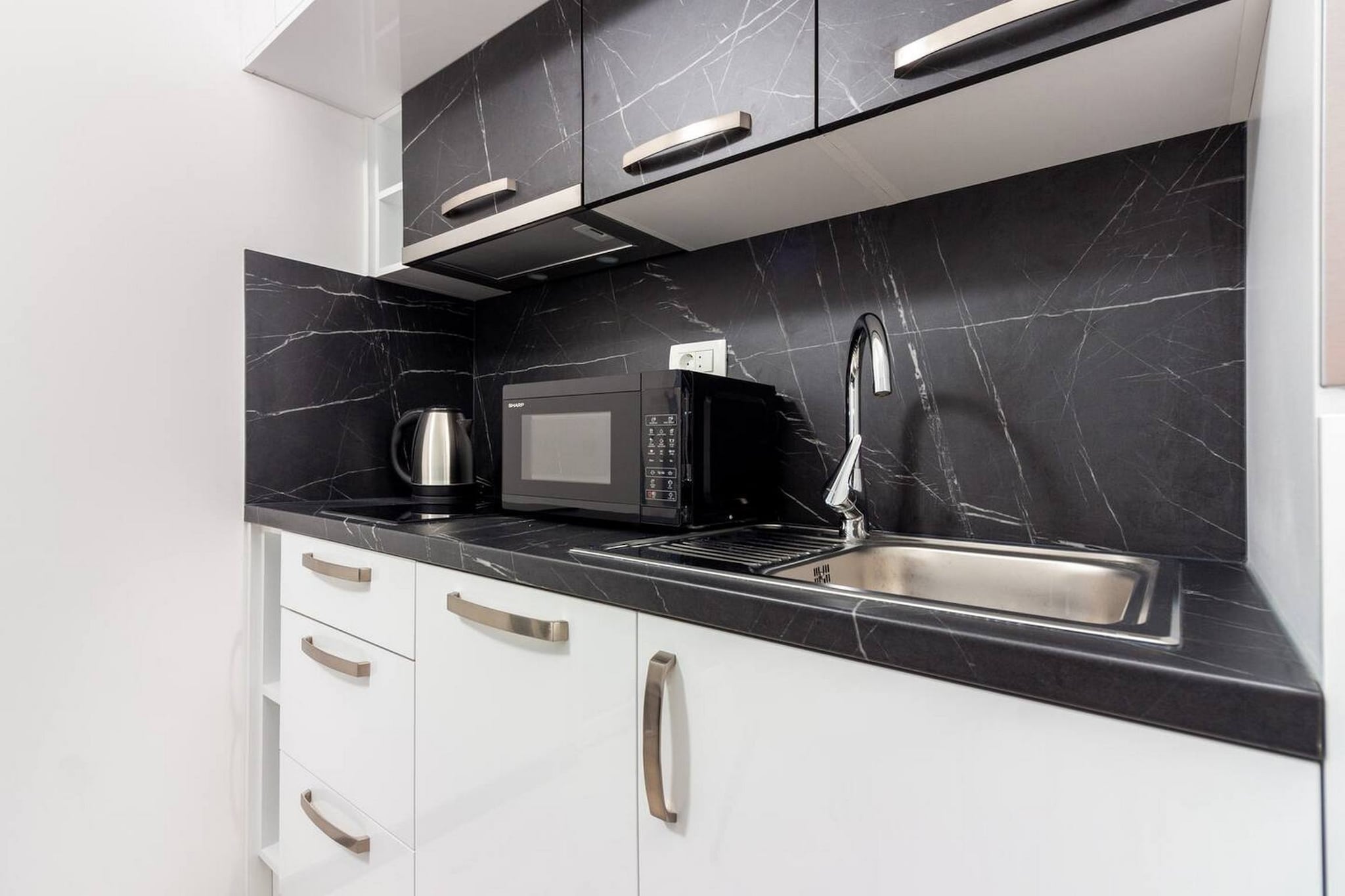 Modern Apartments with Private Balcony - Deluxe One Bedroom Apartment (Owner S3)-Cuisine