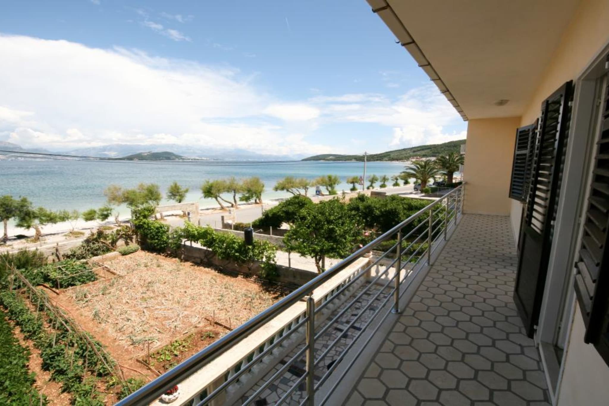 Spacious Beachfront Apartment Ciovo - Four Bedroom Apartment with Sea View-Balcon-terrasse