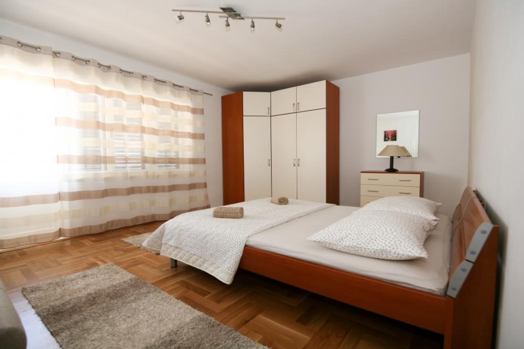 Spacious Beachfront Apartment Ciovo - Four Bedroom Apartment with Sea View-Chambre