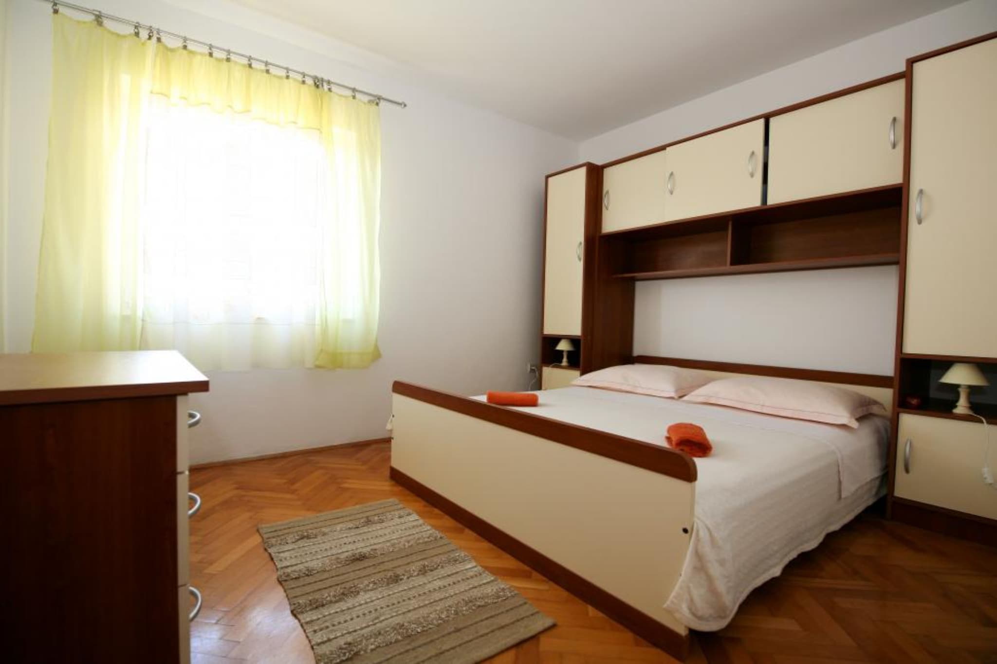 Spacious Beachfront Apartment Ciovo - Four Bedroom Apartment with Sea View-Chambre