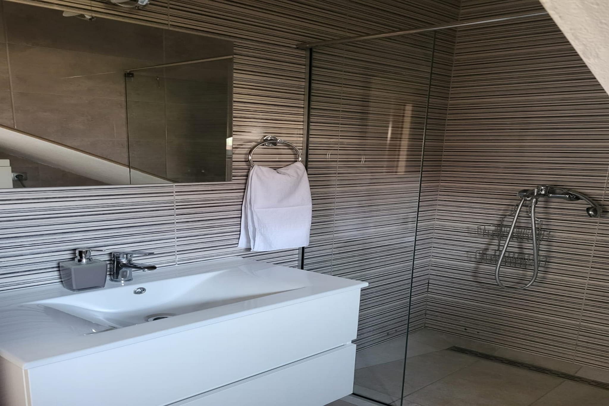 Elegant Trogir Apartment with Garden Terrace - Two Bedroom Apartment-Bathroom