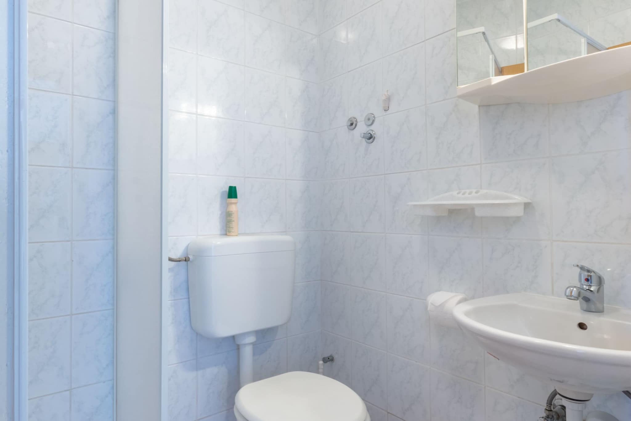 Charming Trogir Apartments with Balcony - Comfort One Bedroom Apartment with Balcony-Bathroom