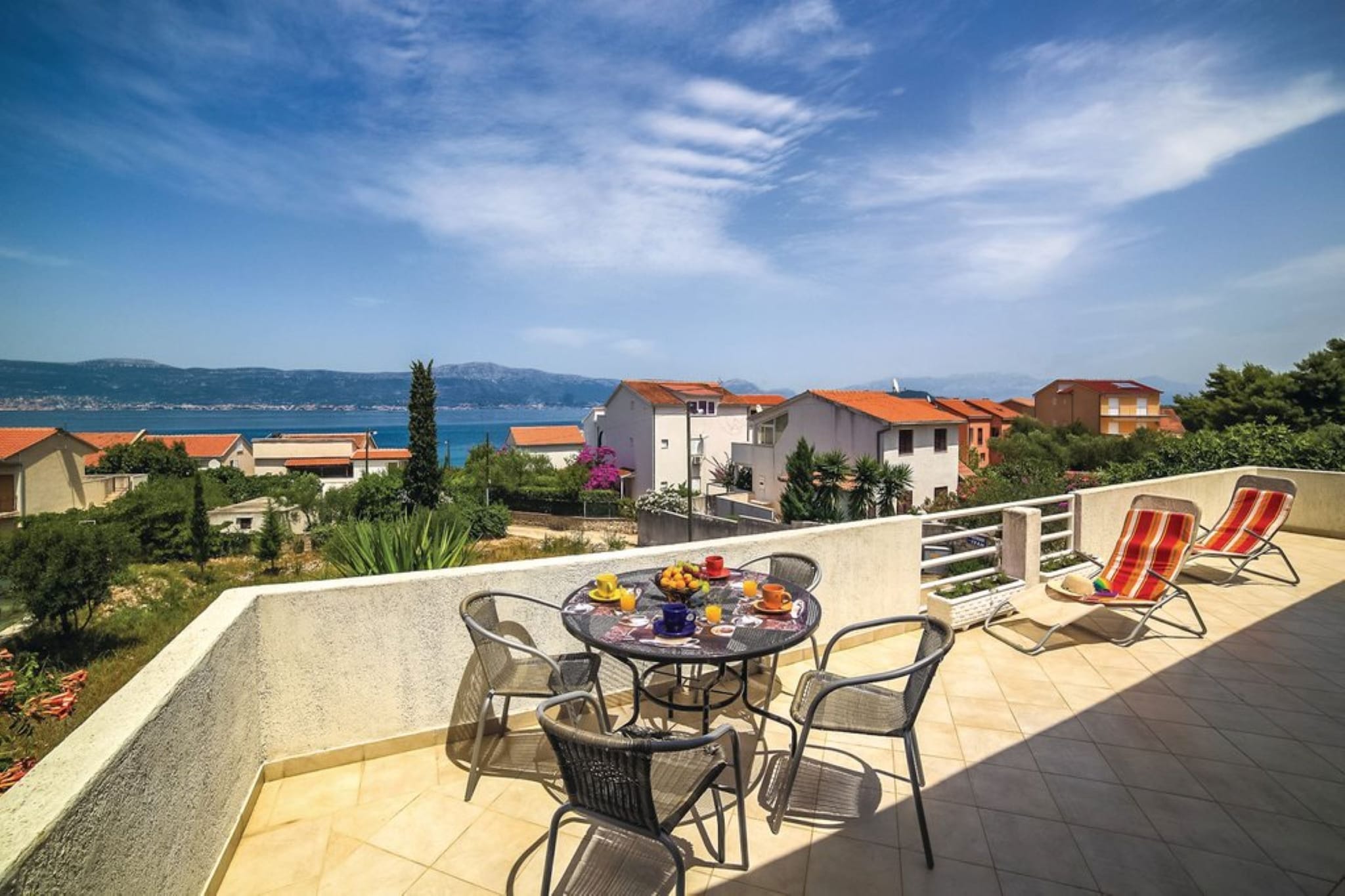 Cozy Beachfront Holiday Home Slatine - Five Bedroom Holiday Home with Terrace and Sea View-Terrasse