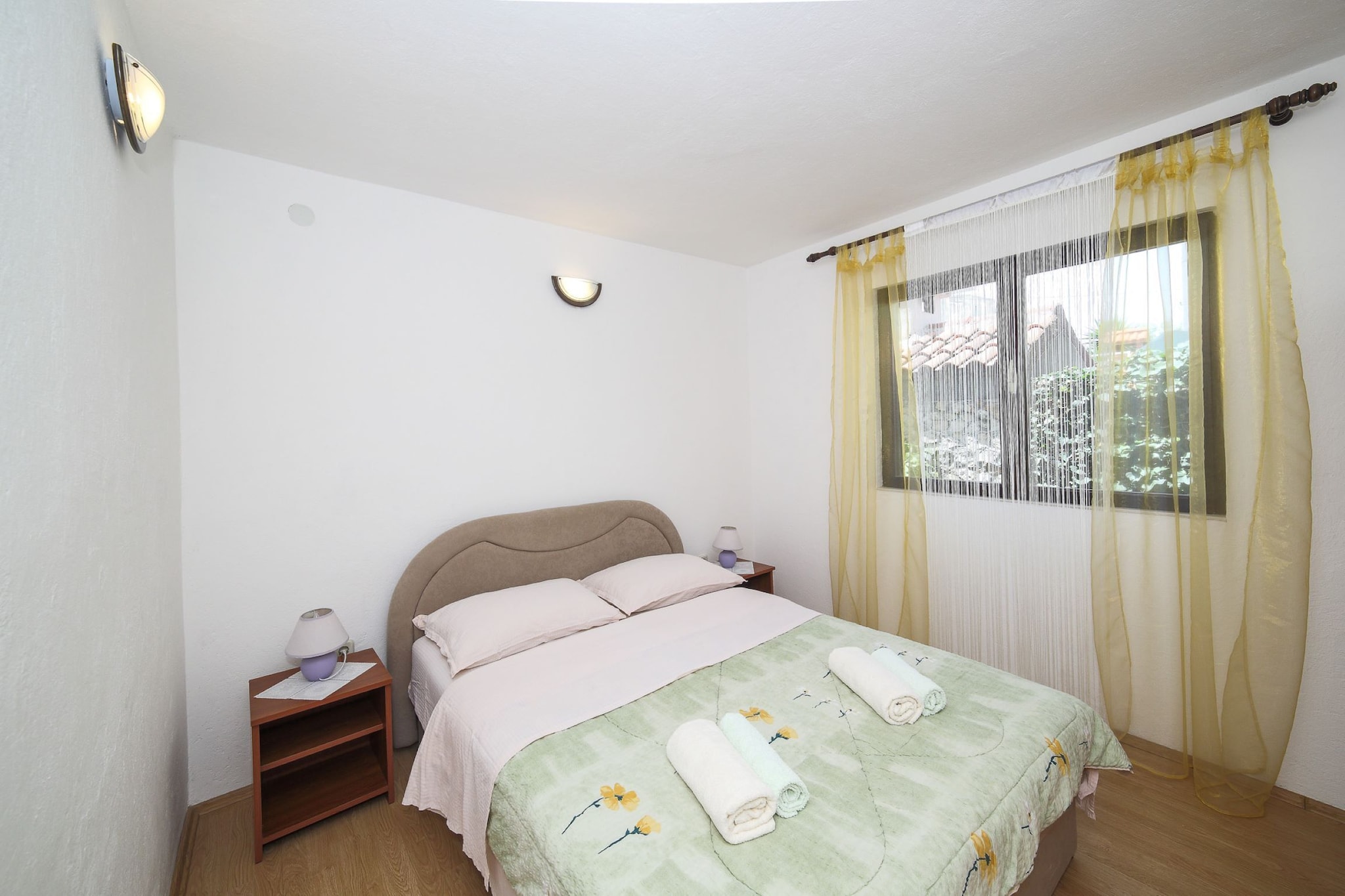 Cozy Beachfront Holiday Home Slatine - Five Bedroom Holiday Home with Terrace and Sea View-Chambre