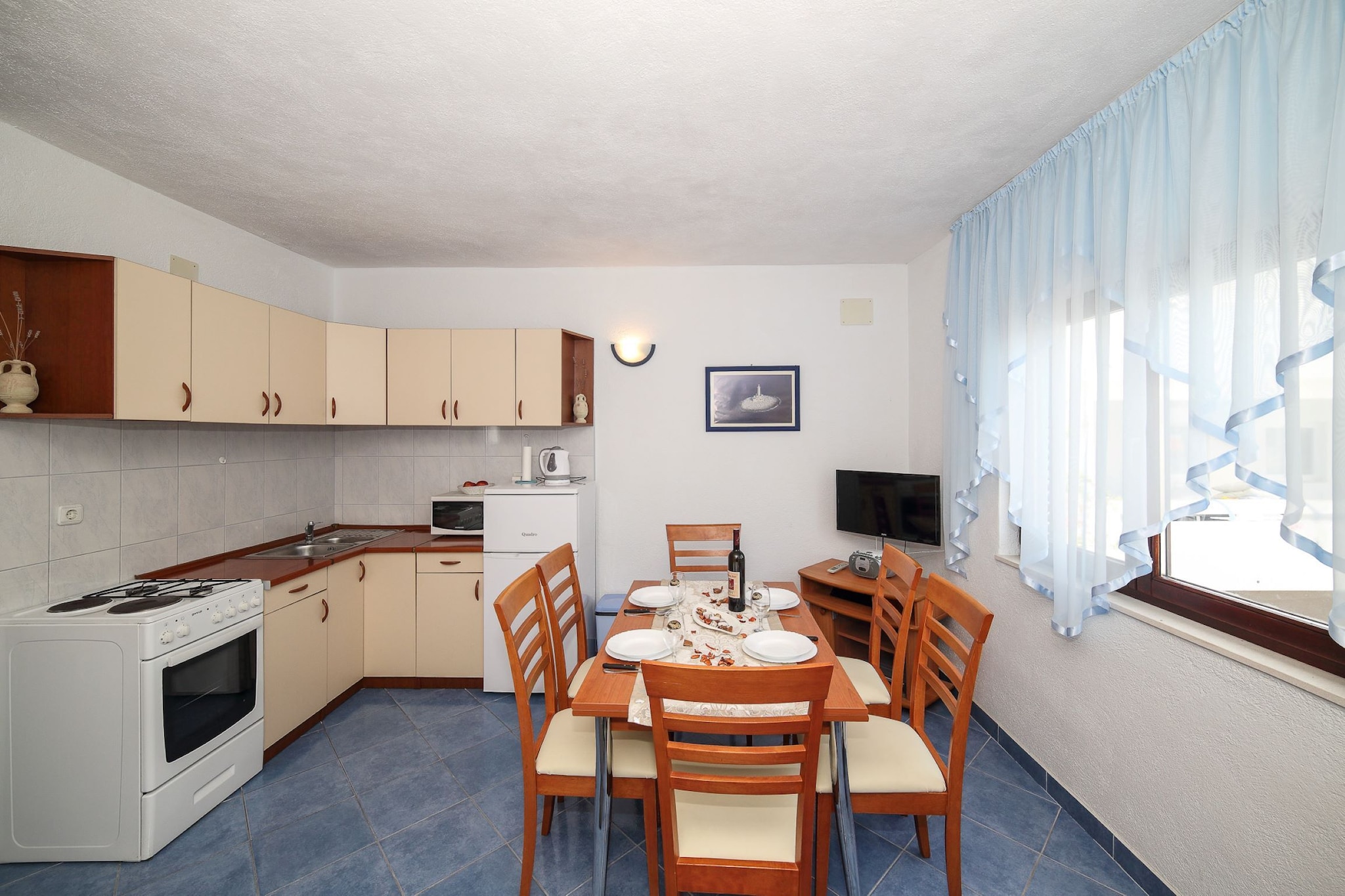Cozy Beachfront Holiday Home Slatine - Five Bedroom Holiday Home with Terrace and Sea View-Cuisine