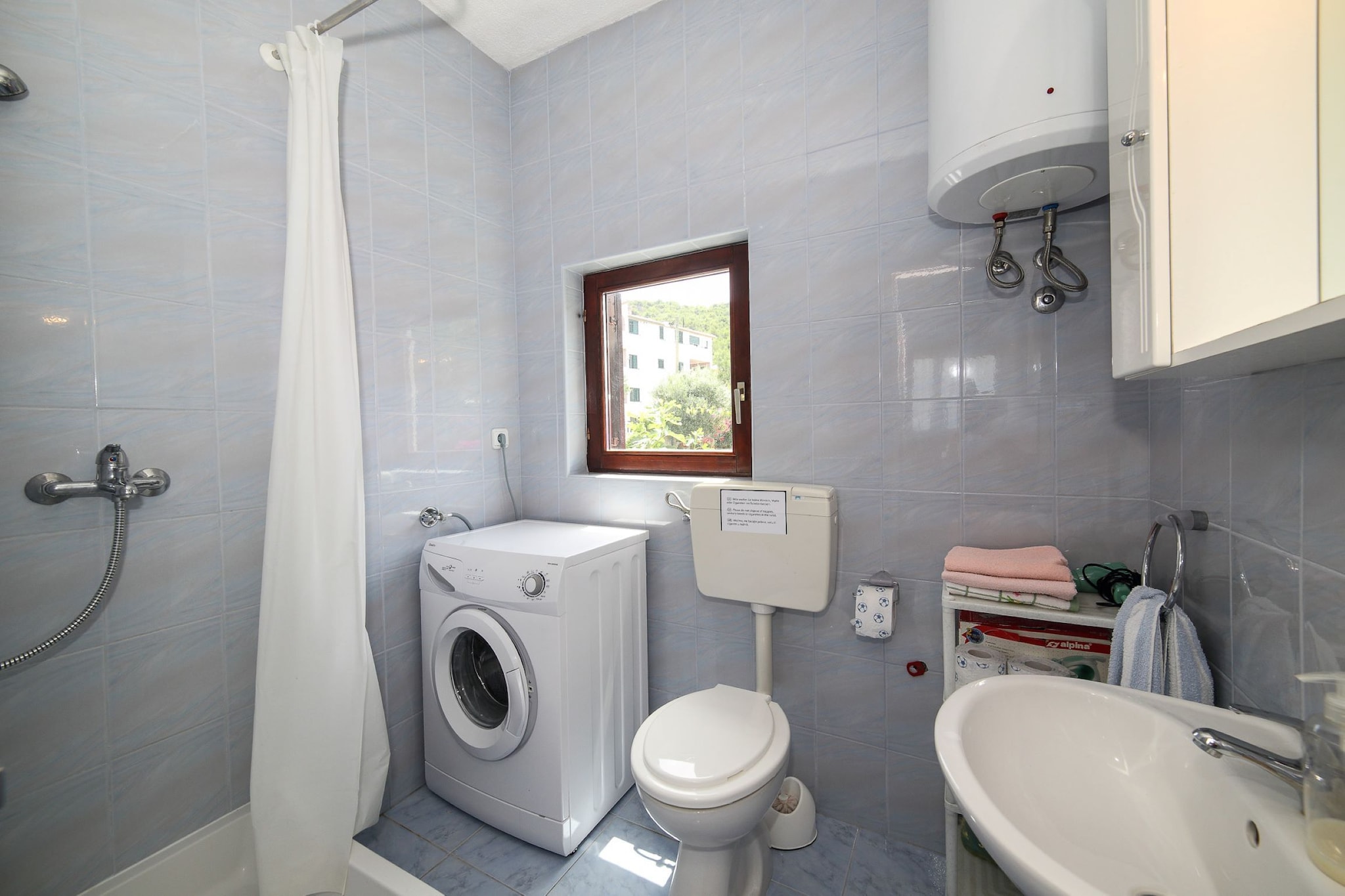 Cozy Beachfront Holiday Home Slatine - Five Bedroom Holiday Home with Terrace and Sea View-Salle de bain