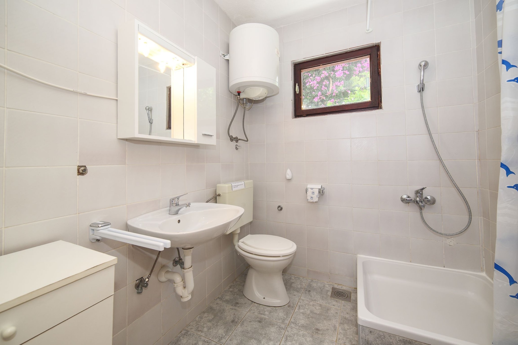 Cozy Beachfront Holiday Home Slatine - Five Bedroom Holiday Home with Terrace and Sea View-Salle de bain