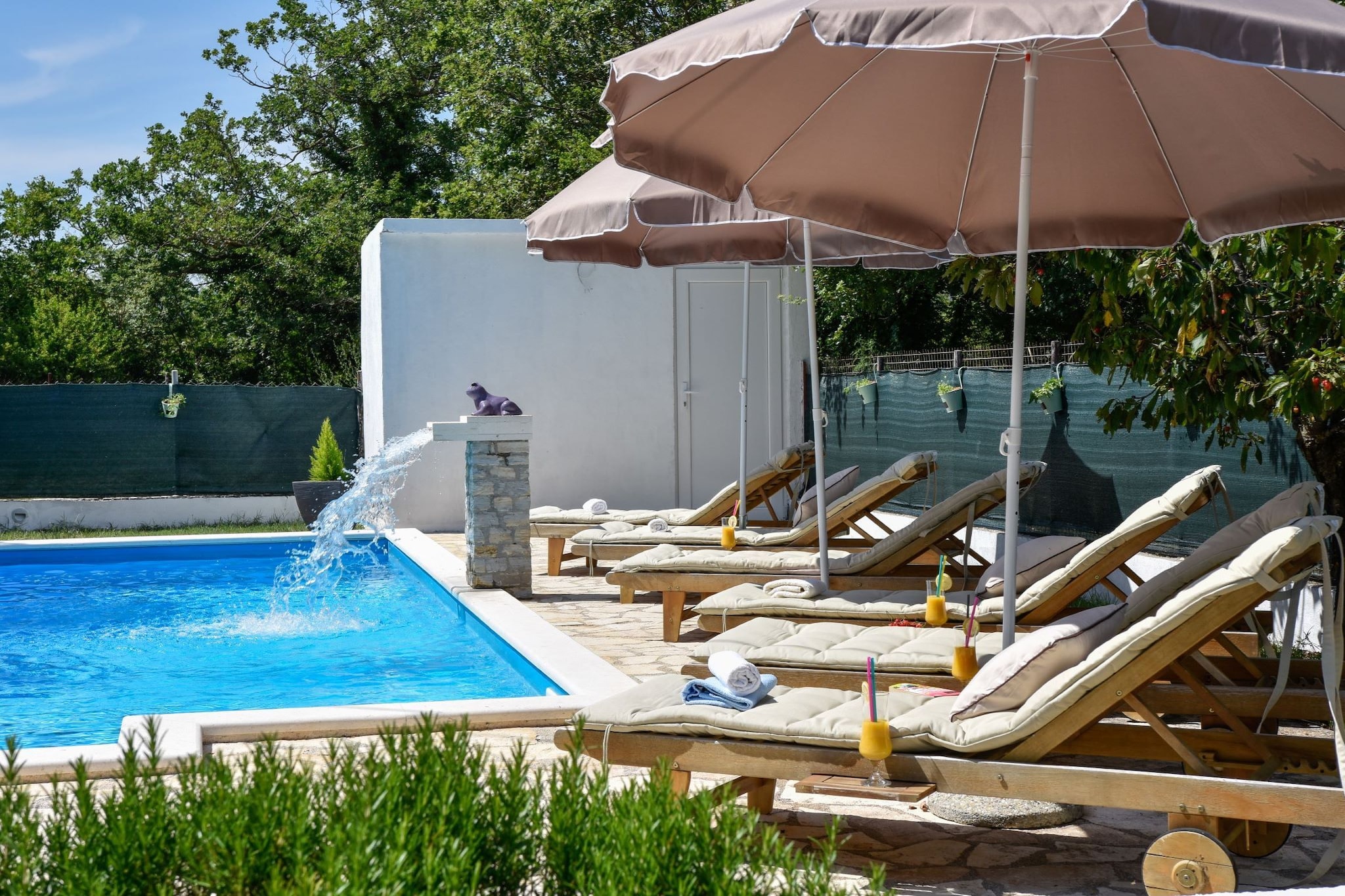 Spacious Prgomet Retreat with Private Pool, Fitness Centre, and Garden - Three Bedroom Villa-Pool