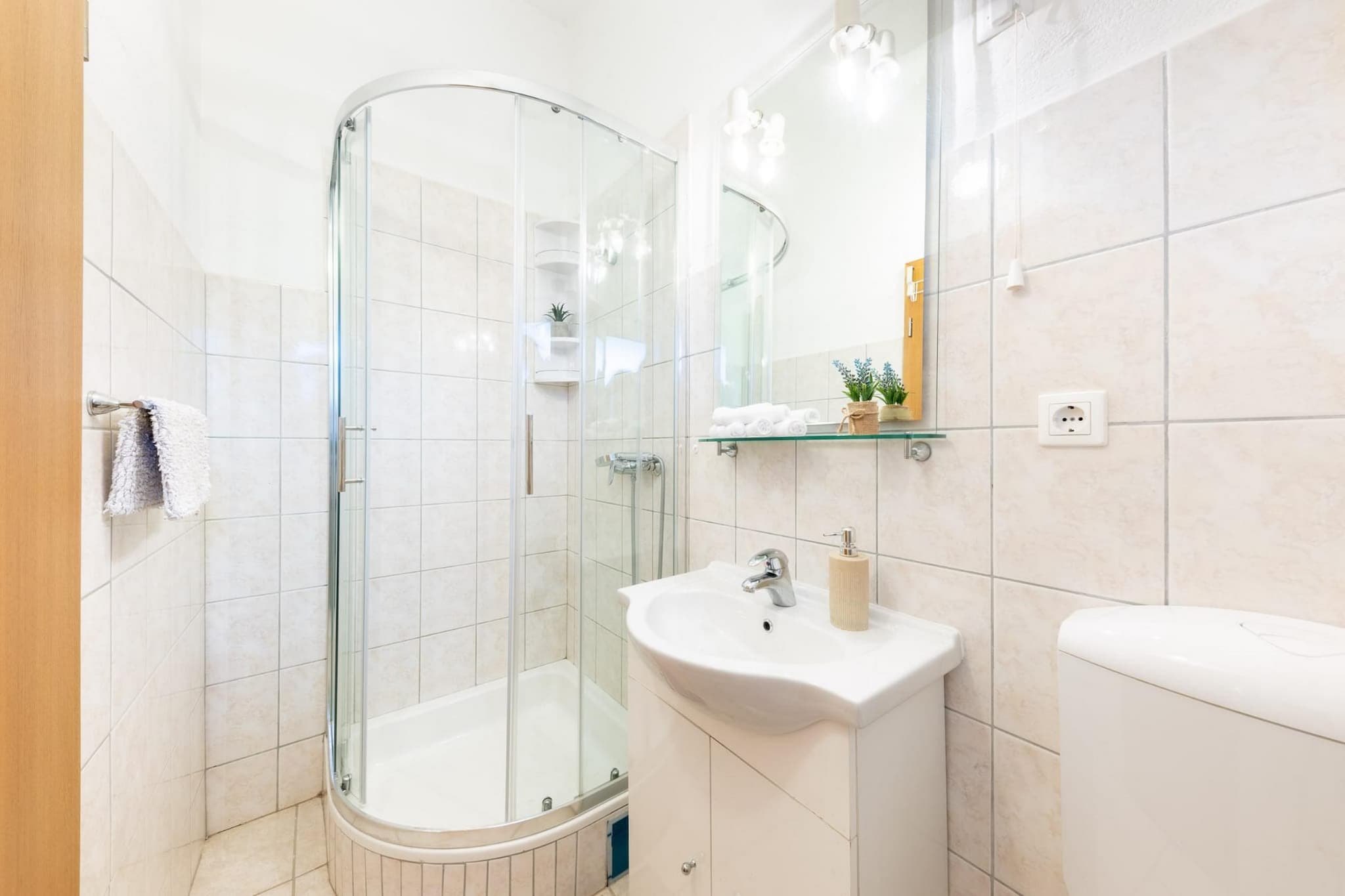 Spacious Prgomet Retreat with Private Pool, Fitness Centre, and Garden - Three Bedroom Villa-Bathroom