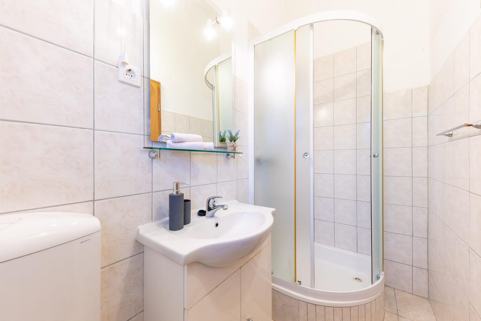 Spacious Prgomet Retreat with Private Pool, Fitness Centre, and Garden - Three Bedroom Villa-Bathroom