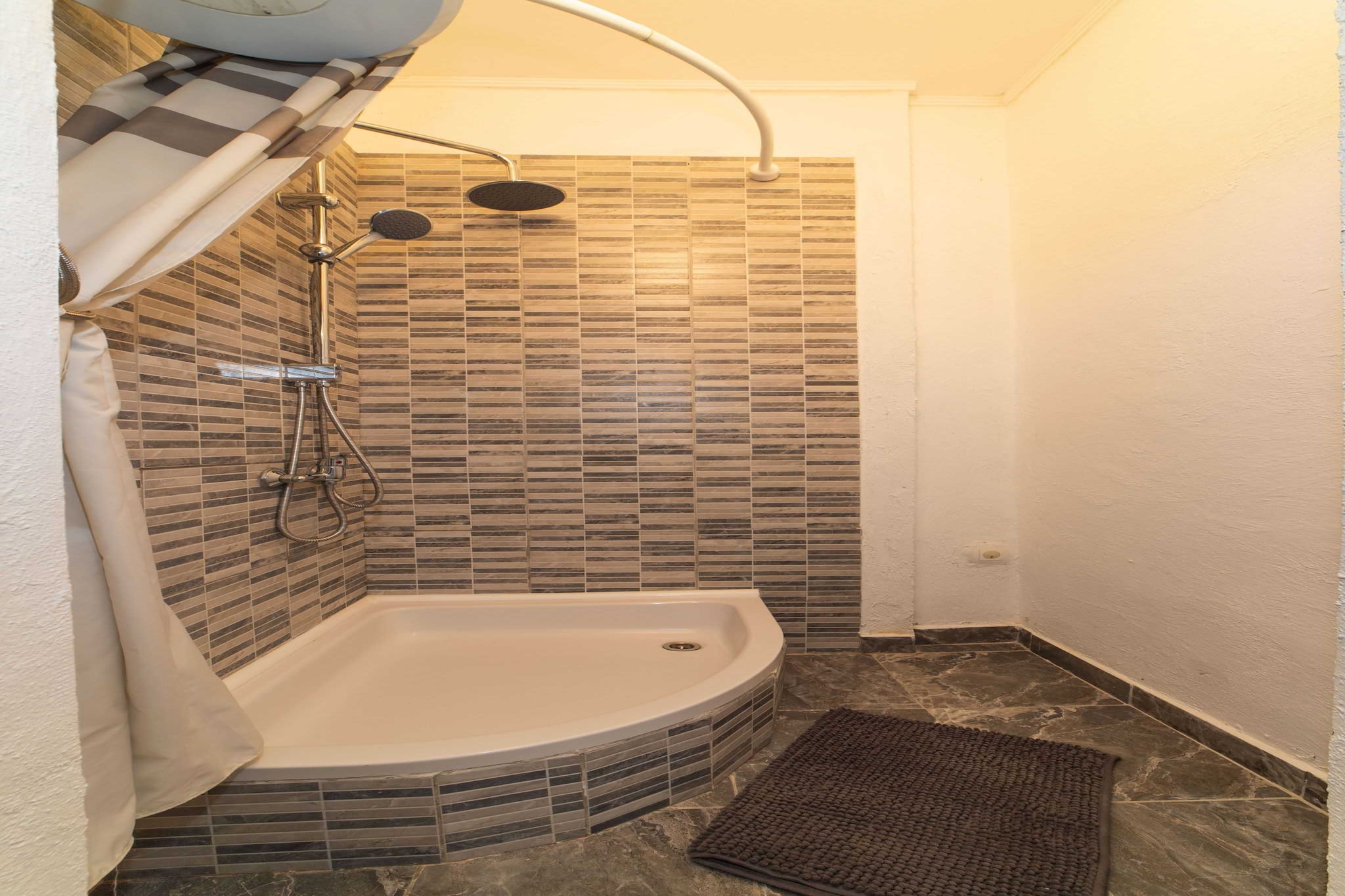 Tranquil and Stylish Apartment Kastel Novi - Studio Apartment with Garden-Salle de bain