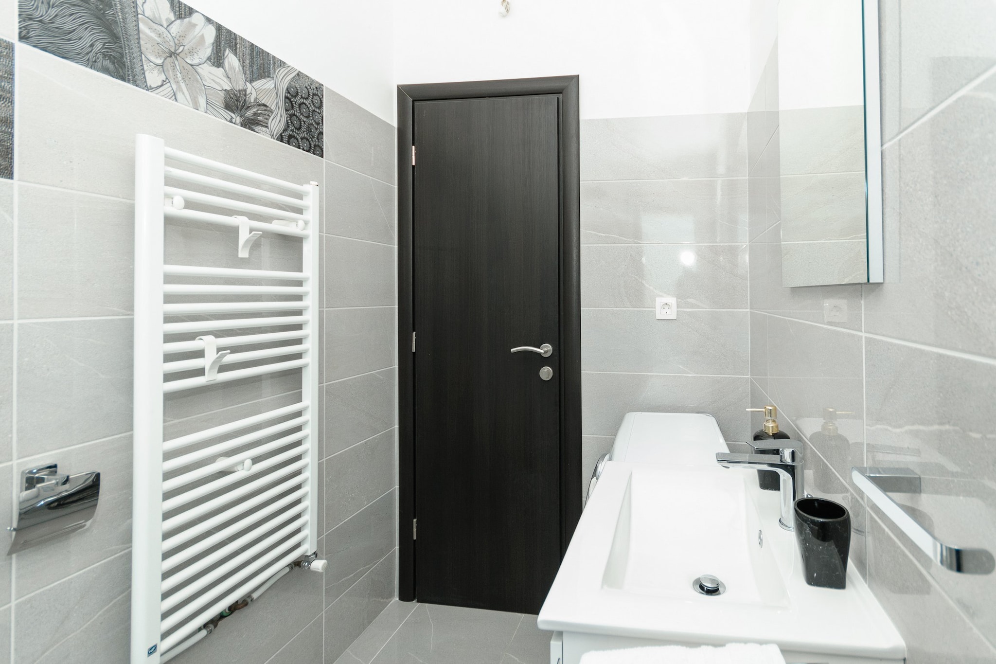 Luxury Villa with Heated Pool, Terrace, and Outdoor Amenities for Relaxation - Five Bedroom Villa-Bathroom