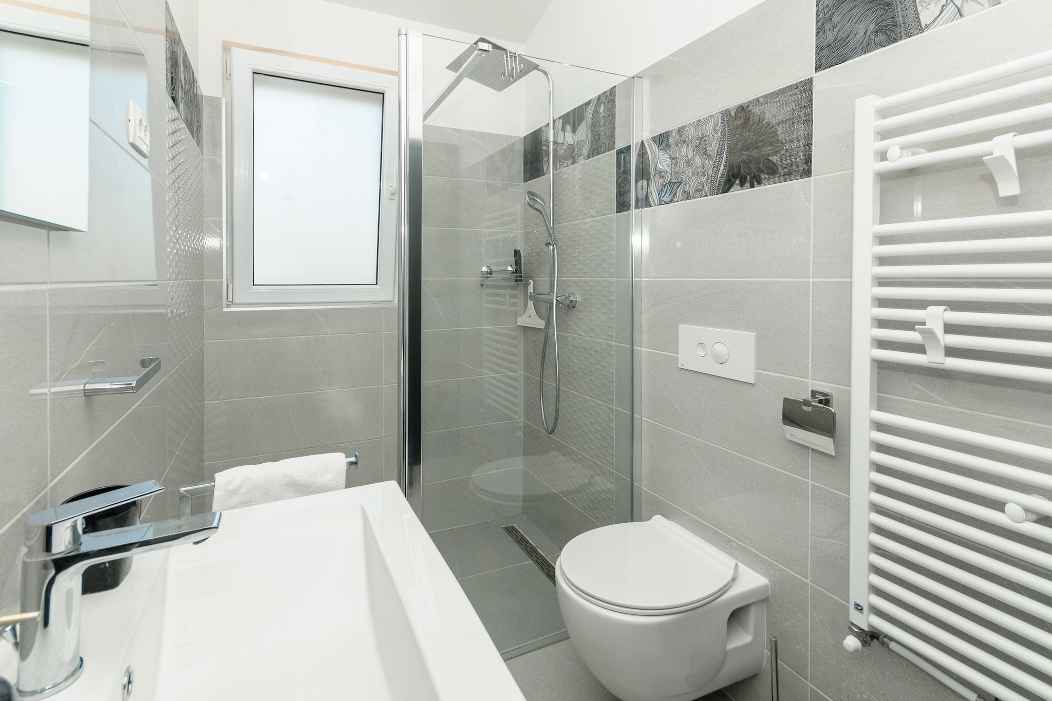 Luxury Villa with Heated Pool, Terrace, and Outdoor Amenities for Relaxation - Five Bedroom Villa-Bathroom