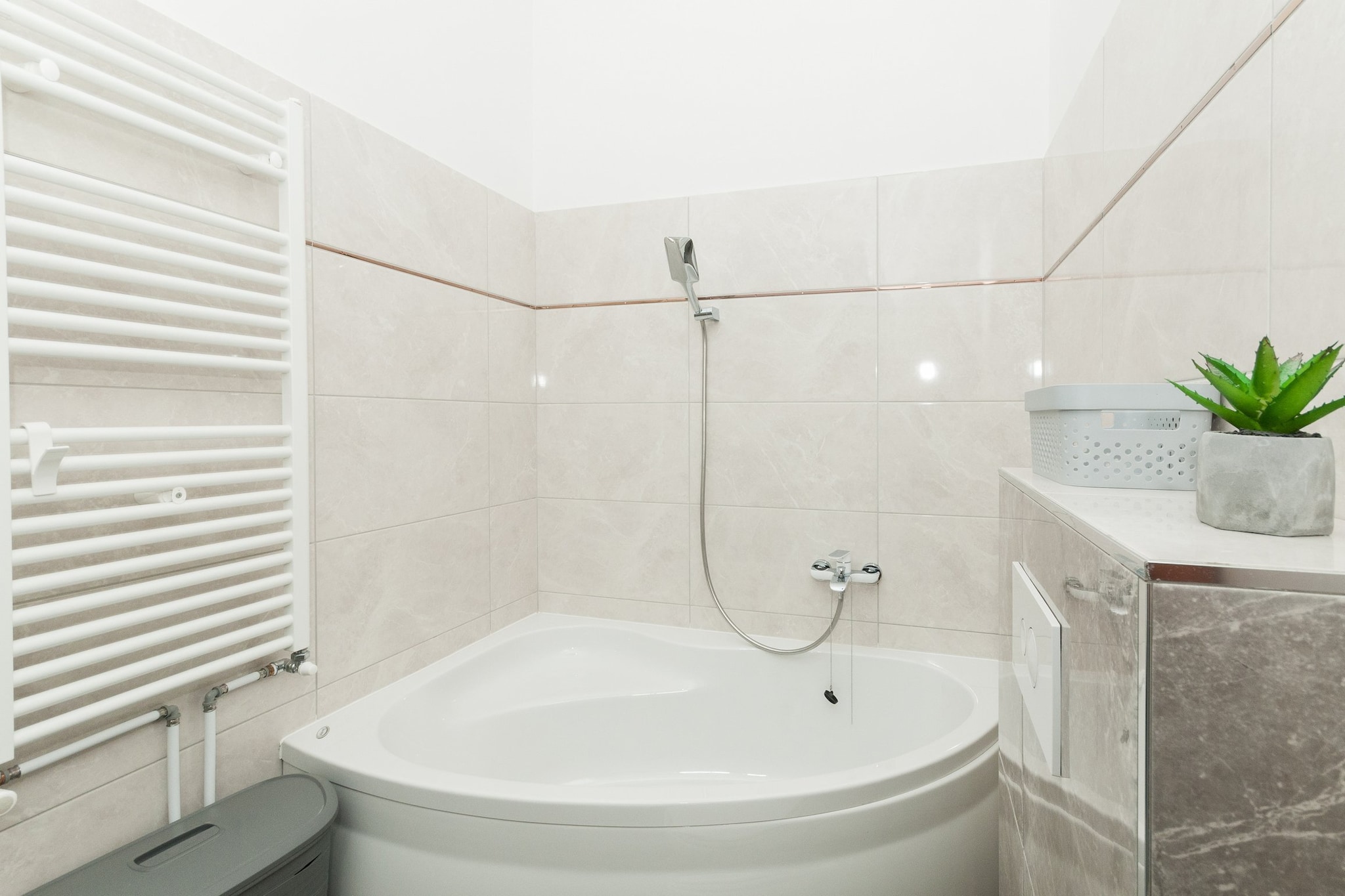 Luxury Villa with Heated Pool, Terrace, and Outdoor Amenities for Relaxation - Five Bedroom Villa-Bathroom