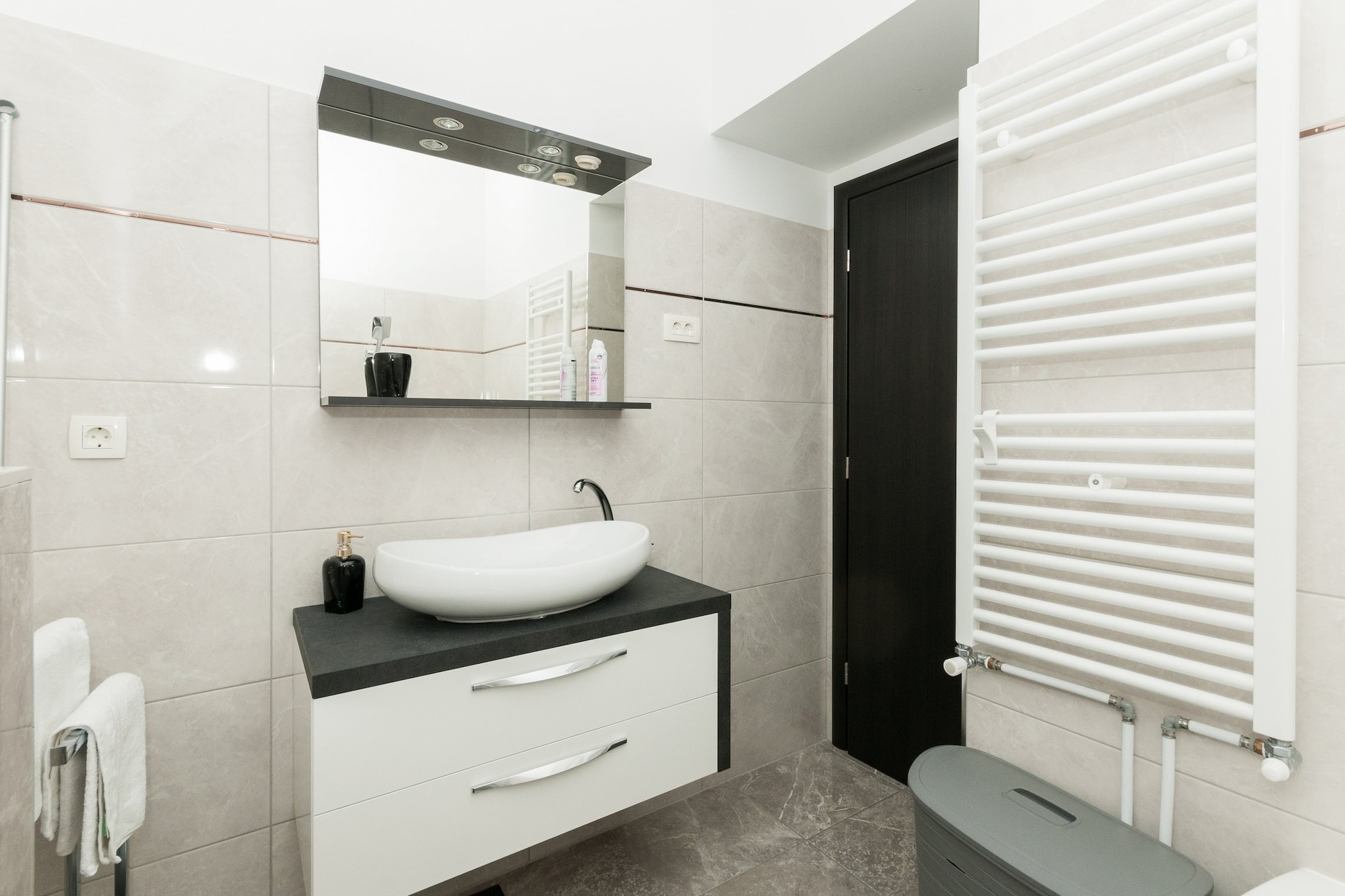 Luxury Villa with Heated Pool, Terrace, and Outdoor Amenities for Relaxation - Five Bedroom Villa-Bathroom