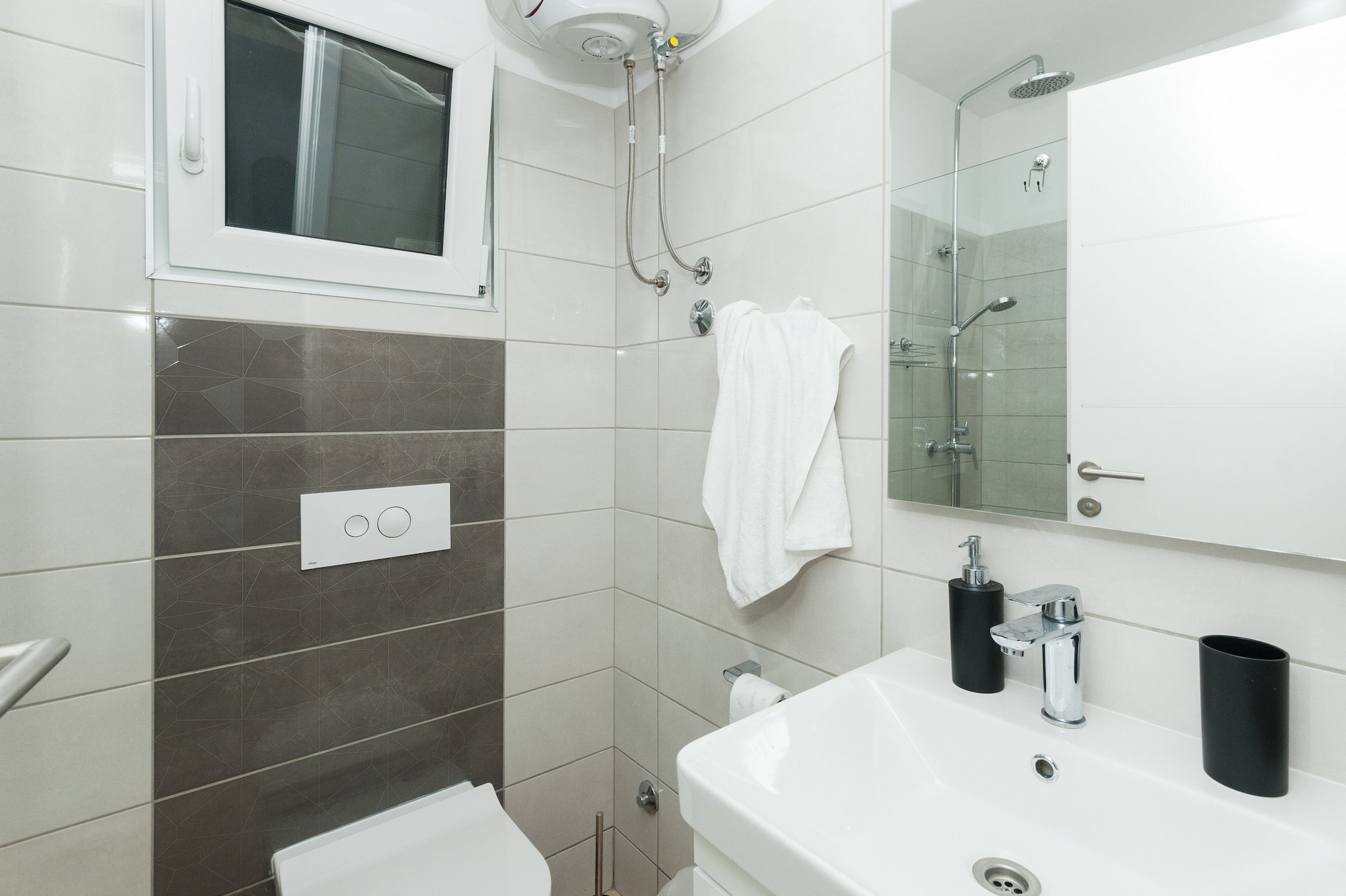 Luxury Villa with Heated Pool, Terrace, and Outdoor Amenities for Relaxation - Five Bedroom Villa-Bathroom