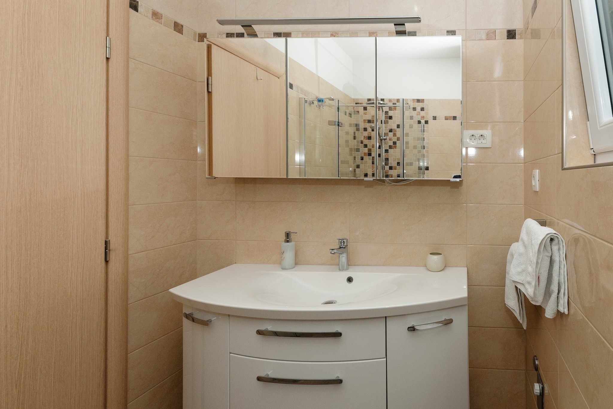 Luxury Villa with Heated Pool, Terrace, and Outdoor Amenities for Relaxation - Five Bedroom Villa-Bathroom