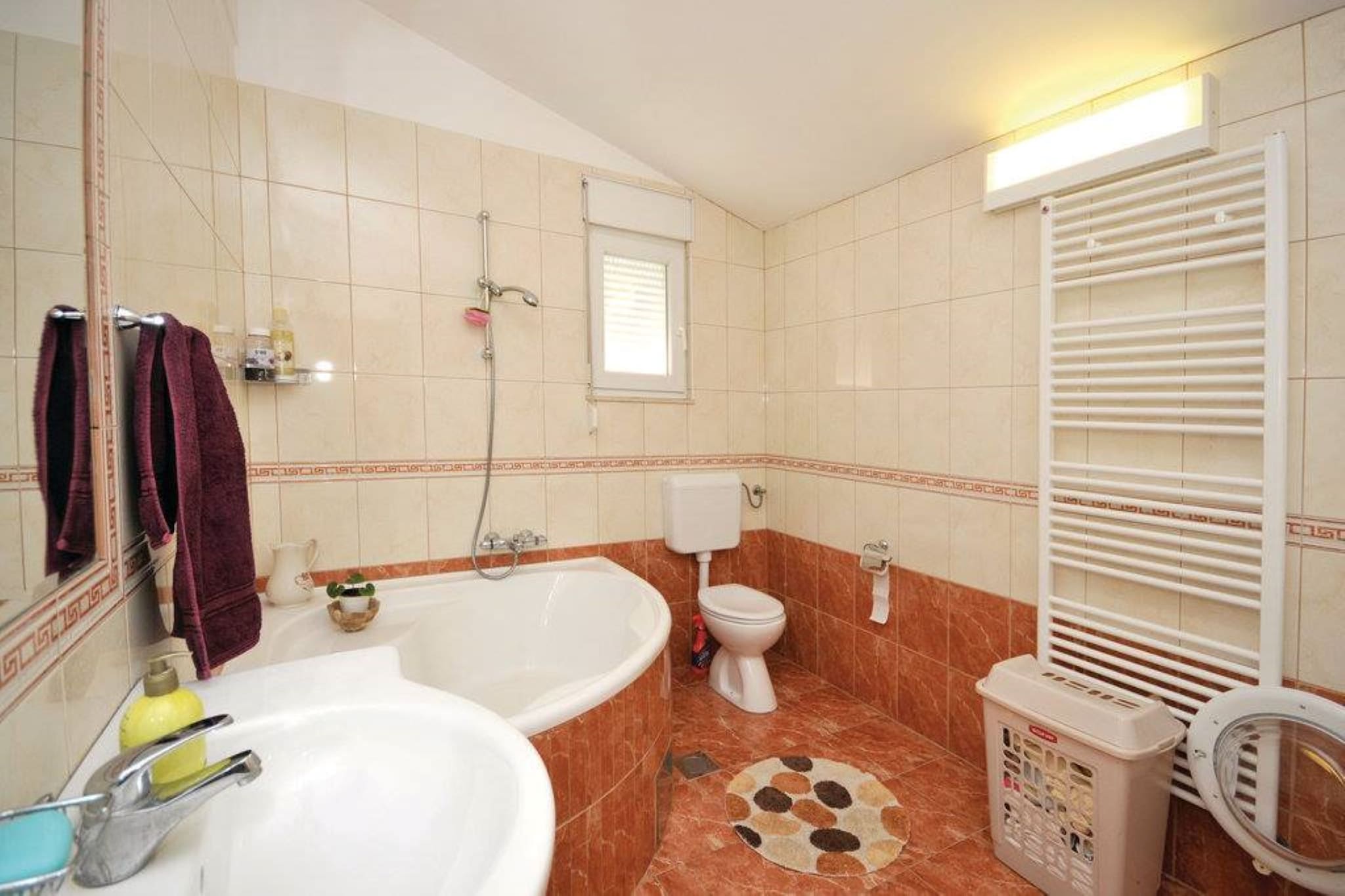 Chic and Stylish Kastel Novi Apartment with Pool - Five Bedroom Apartment With Pool-Salle de bain