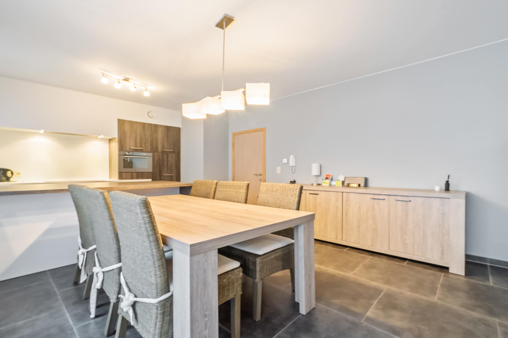 Located in the vibrant heart of Blankenberge, this modern two-bedroom flat at Weststraat 126 offers the perfect base for a relaxing coastal getaway. The spacious living room with an open-plan kitchen is ideal for cooking and gathering, while the bathroom with a bathtub adds a touch of comfort. The flat sleeps up to 5 guests, with one bedroom featuring a double bed and the second a bunk bed.
Step outside to a peaceful backyard, a rare find in the city center, where you can unwind in total tranquility after a day of exploring. Whether you're enjoying a quiet morning coffee or a sunset glass of wine, this garden retreat is a highlight of the stay.
The flat includes private parking (H: 2.10m, W: 2.50m, L: 4.60m) and is just a short walk from the beach promenade, Blankenberge pier, Sea Life aquarium, and local shops and restaurants. With scenic dunes and nature trails nearby, it’s the perfect blend of seaside charm and outdoor adventure. Wi-Fi is included, and guests are kindly asked to bring their own sheets and towels.