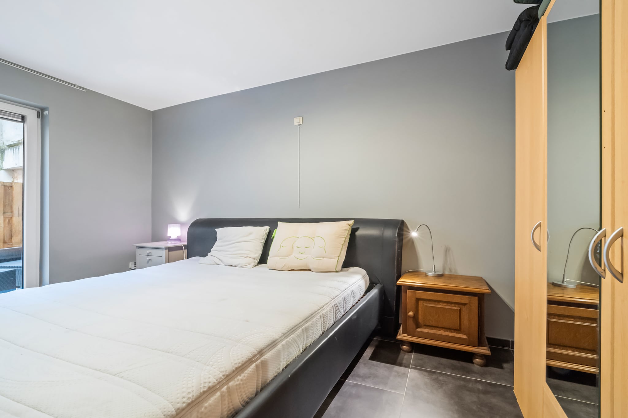 Ground floor: (Living room(TV, dining table, seating area), Kitchen(electric kettle, coffee machine, oven, microwave, dishwasher, fridge), bedroom(double bed(twin duvet, 180 x 200 cm)), bedroom(3-person bunk bed(duvet, 140 x 200 cm)), bathroom(bath tub, shower, hairdryer), garage, Internet access, washing machine, terrace, parking, play equipment, toys)