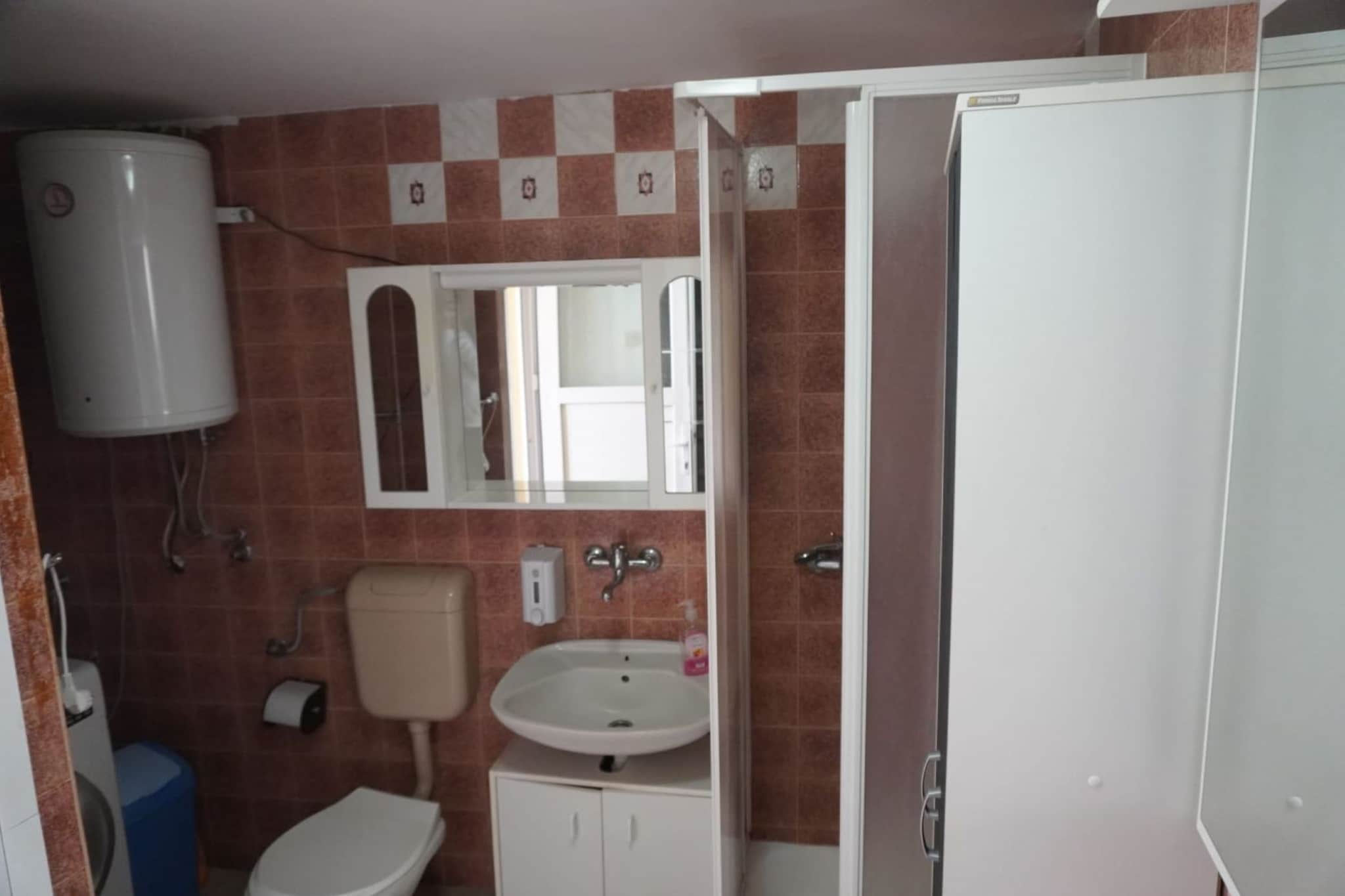 Charming Multi-Level House with Sea View in Kaštel Stari - Two Bedroom Holiday Home-Salle de bain