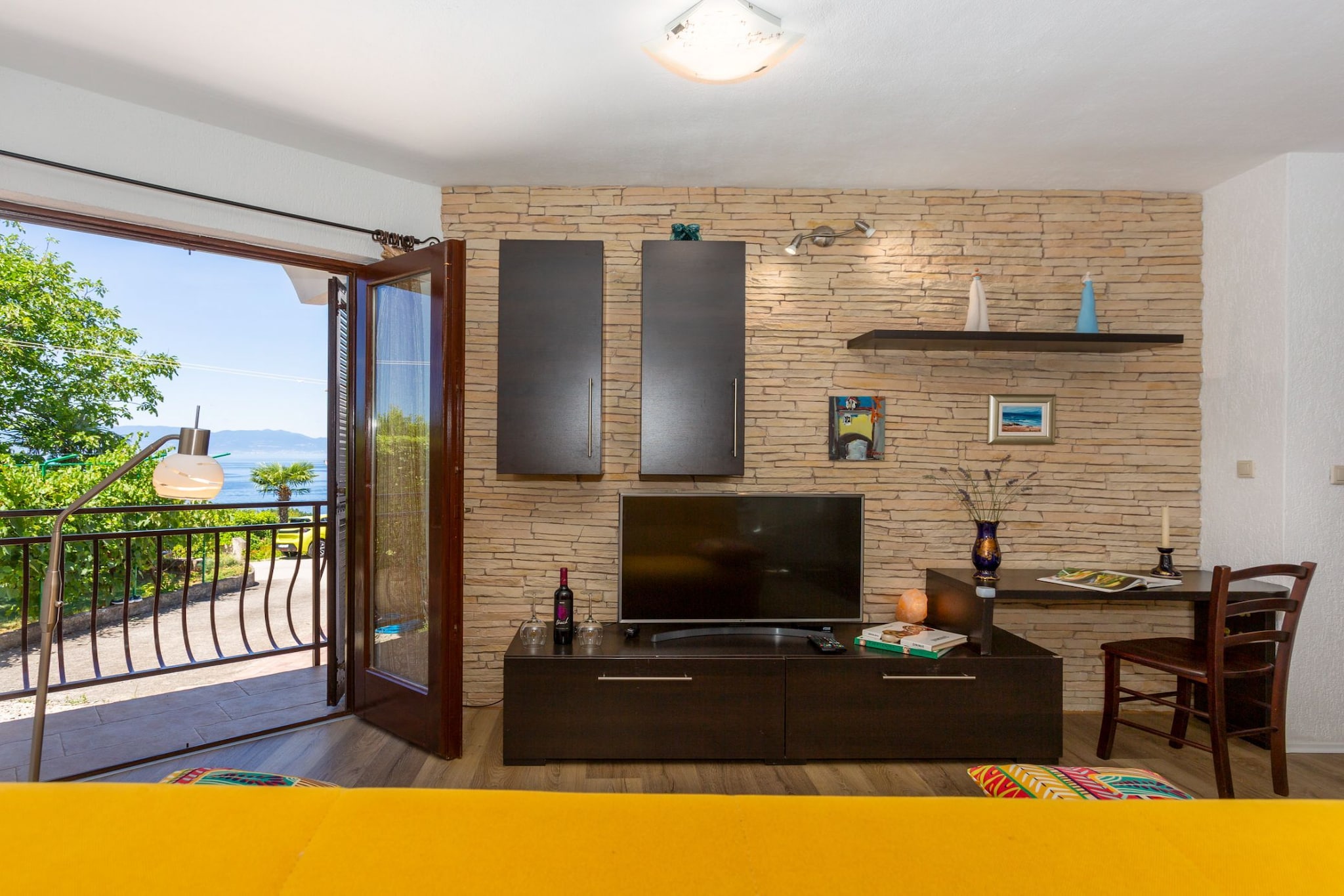 Apartment Anivija - One Bedroom Apartment with Terrace-Wohnzimmer