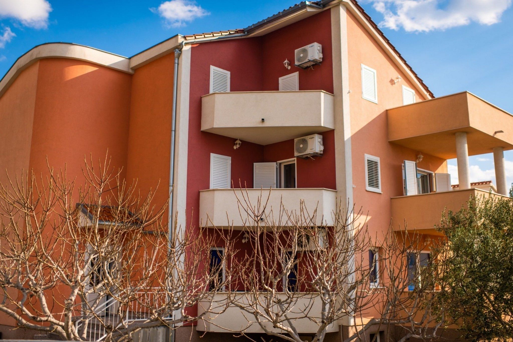 Charming and Tranquil Kastel Gomilica Apartment with Balcony and Patio - Three Bedroom Apartment-Extérieur