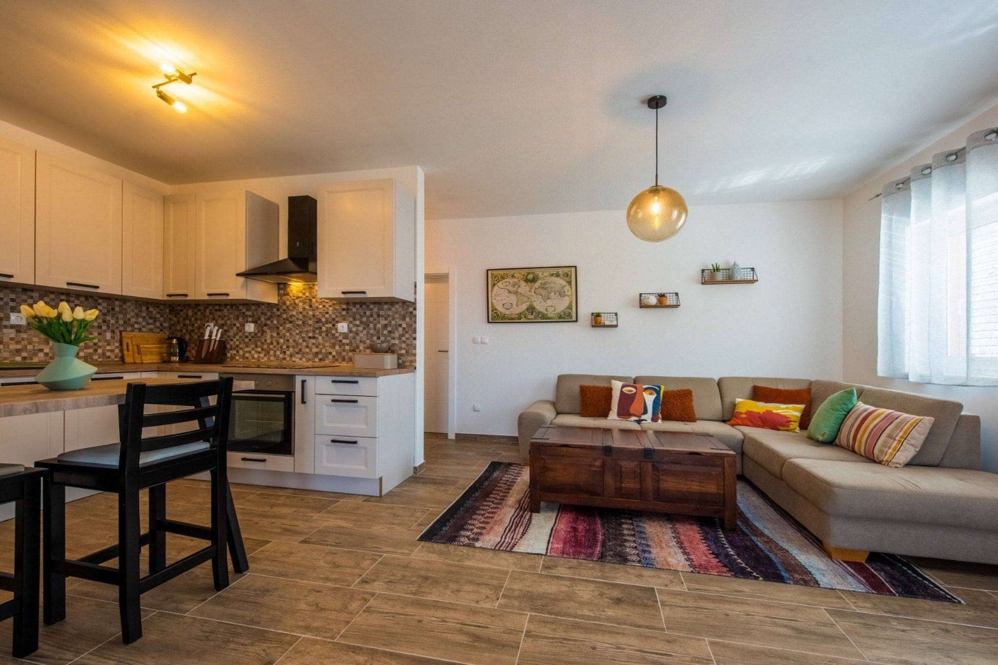 Charming and Tranquil Kastel Gomilica Apartment with Balcony and Patio - Three Bedroom Apartment-Salon