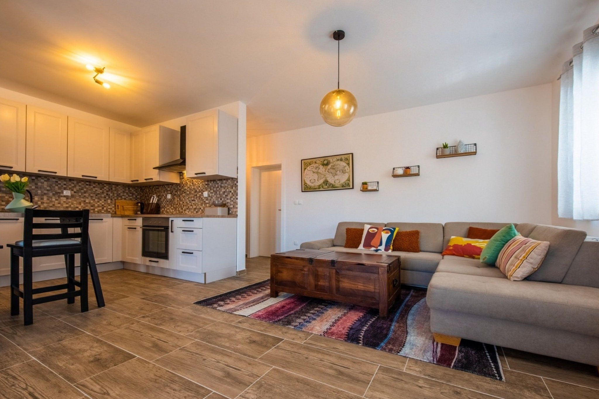 Charming and Tranquil Kastel Gomilica Apartment with Balcony and Patio - Three Bedroom Apartment-Salon