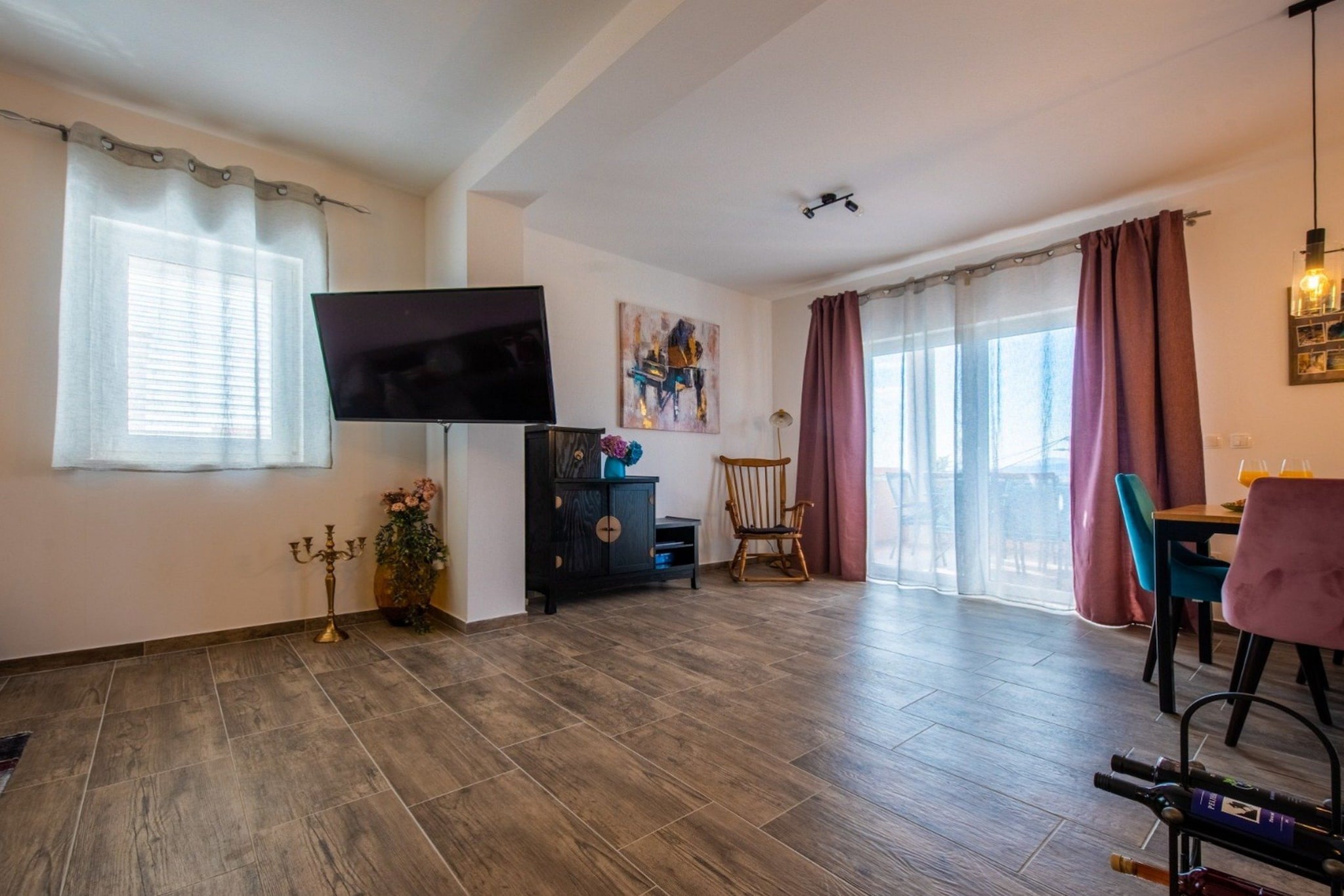 Charming and Tranquil Kastel Gomilica Apartment with Balcony and Patio - Three Bedroom Apartment-Salon