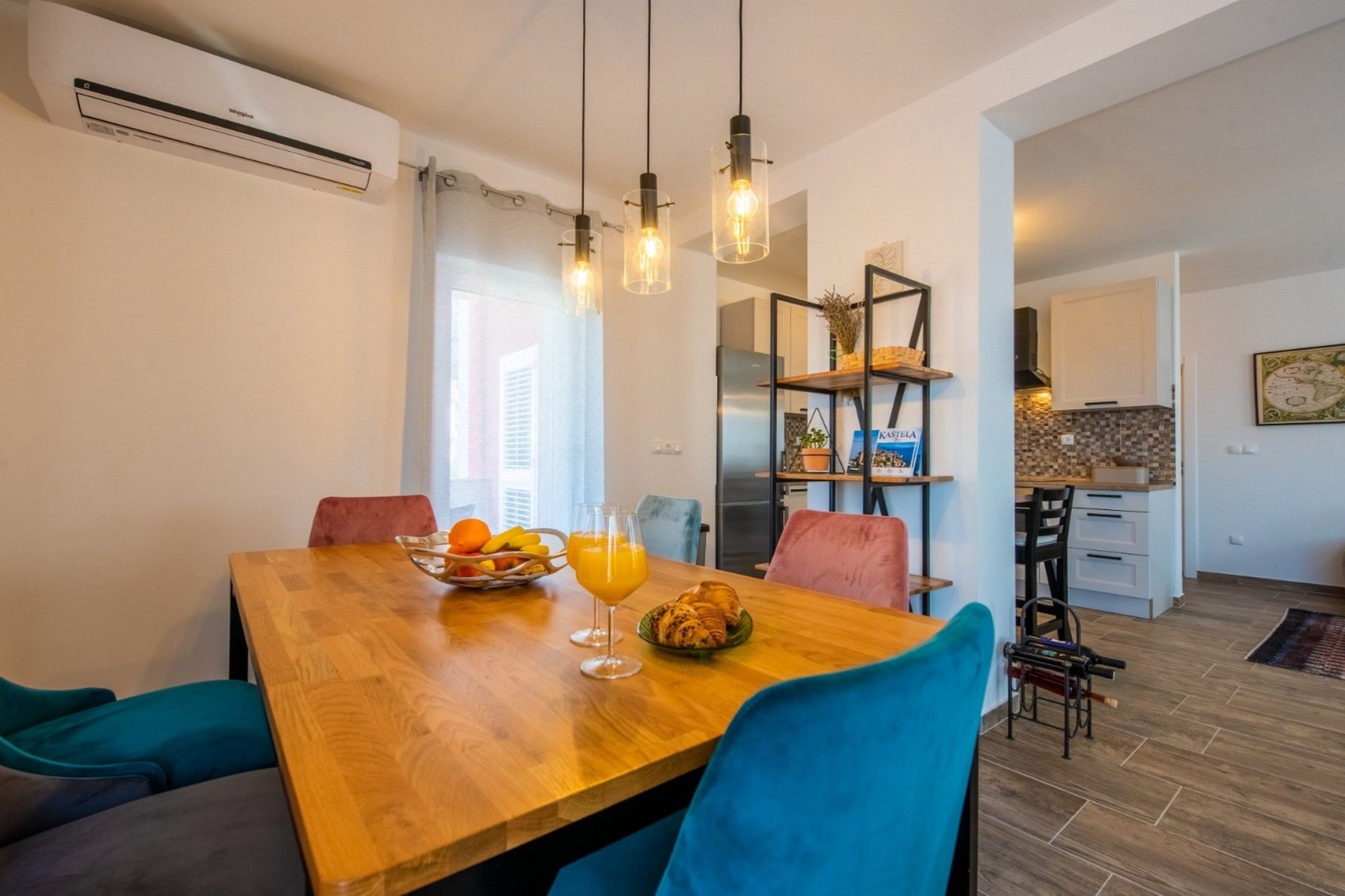 Charming and Tranquil Kastel Gomilica Apartment with Balcony and Patio - Three Bedroom Apartment-Salle à manger