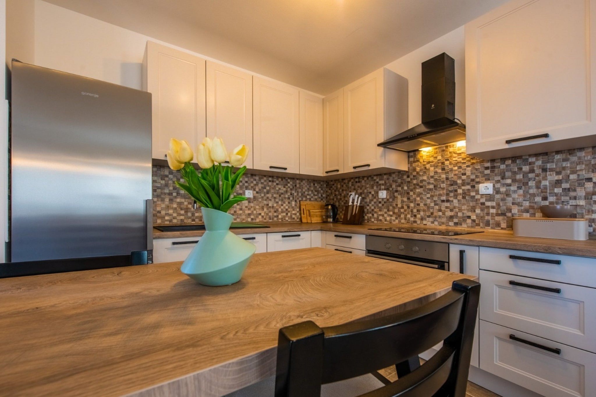 Charming and Tranquil Kastel Gomilica Apartment with Balcony and Patio - Three Bedroom Apartment-Salle à manger