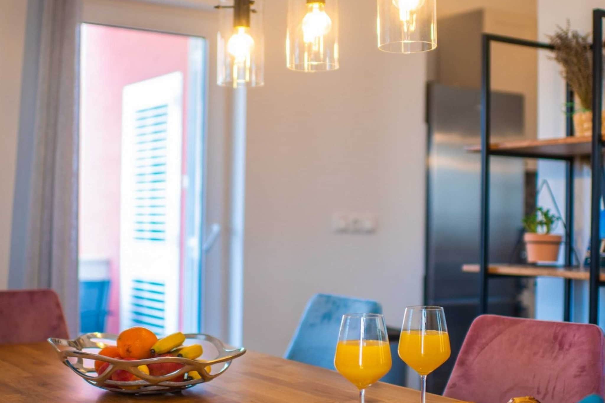 Charming and Tranquil Kastel Gomilica Apartment with Balcony and Patio - Three Bedroom Apartment-Salle à manger