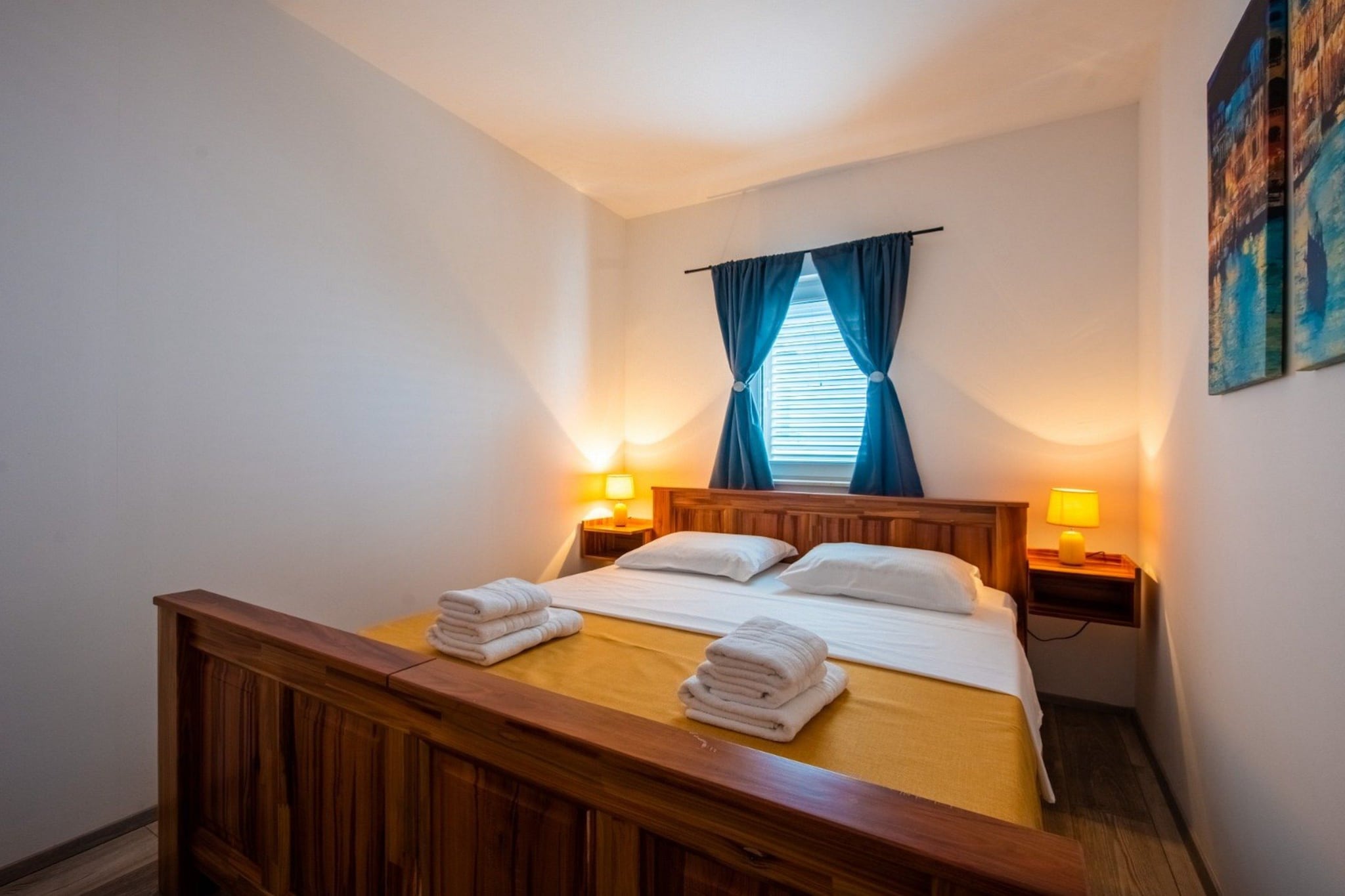 Charming and Tranquil Kastel Gomilica Apartment with Balcony and Patio - Three Bedroom Apartment-Chambre