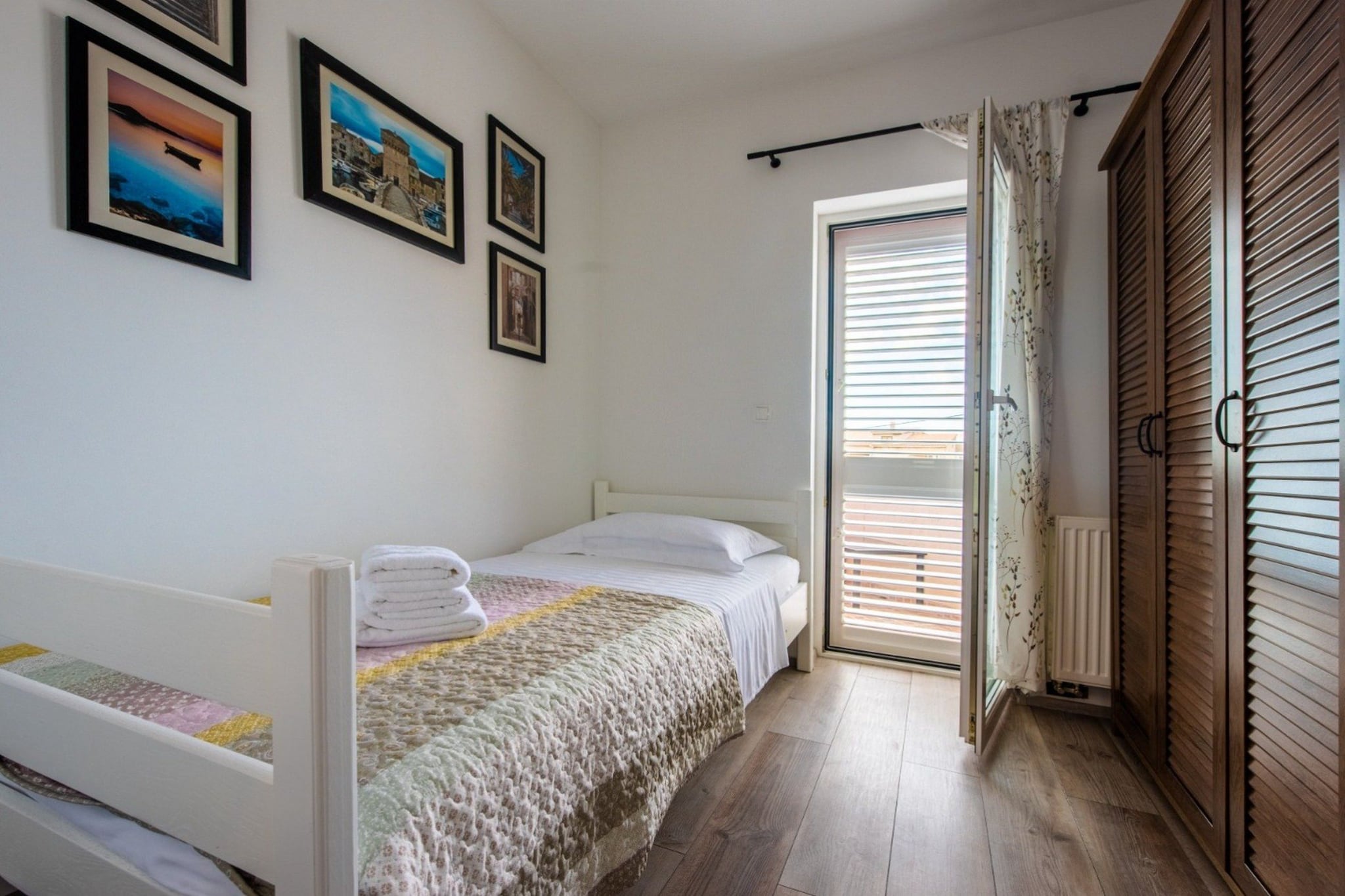 Charming and Tranquil Kastel Gomilica Apartment with Balcony and Patio - Three Bedroom Apartment-Chambre