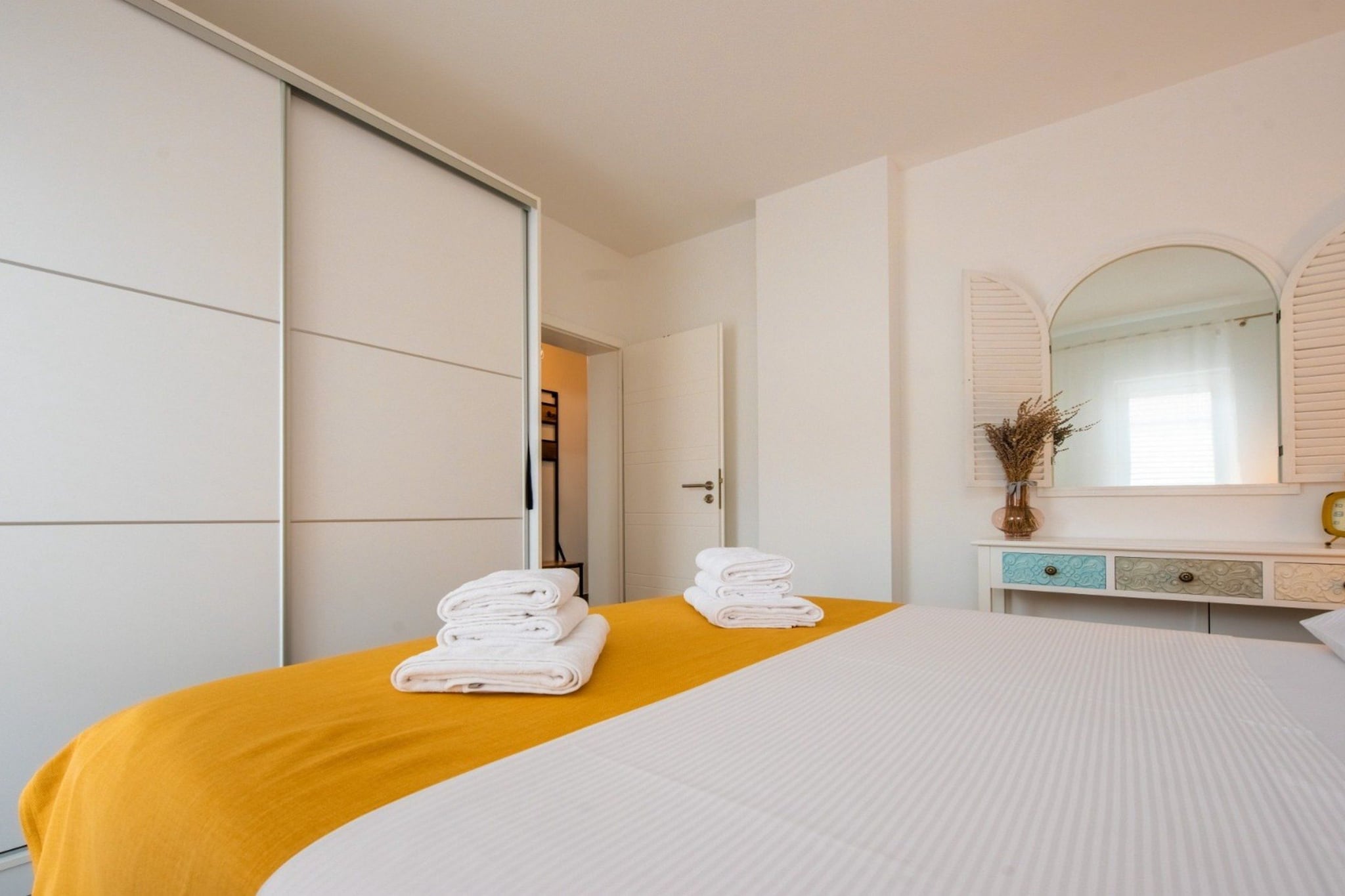 Charming and Tranquil Kastel Gomilica Apartment with Balcony and Patio - Three Bedroom Apartment-Chambre