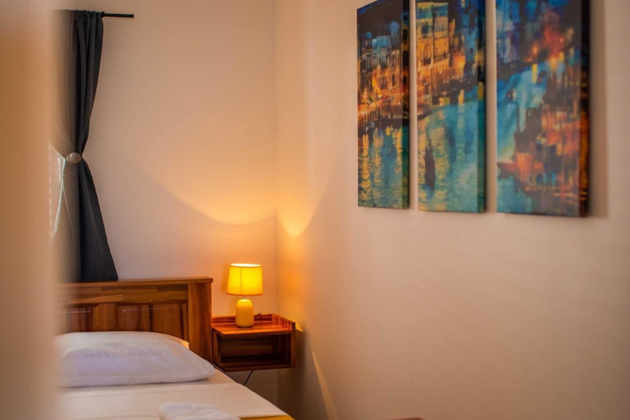 Charming and Tranquil Kastel Gomilica Apartment with Balcony and Patio - Three Bedroom Apartment-Chambre