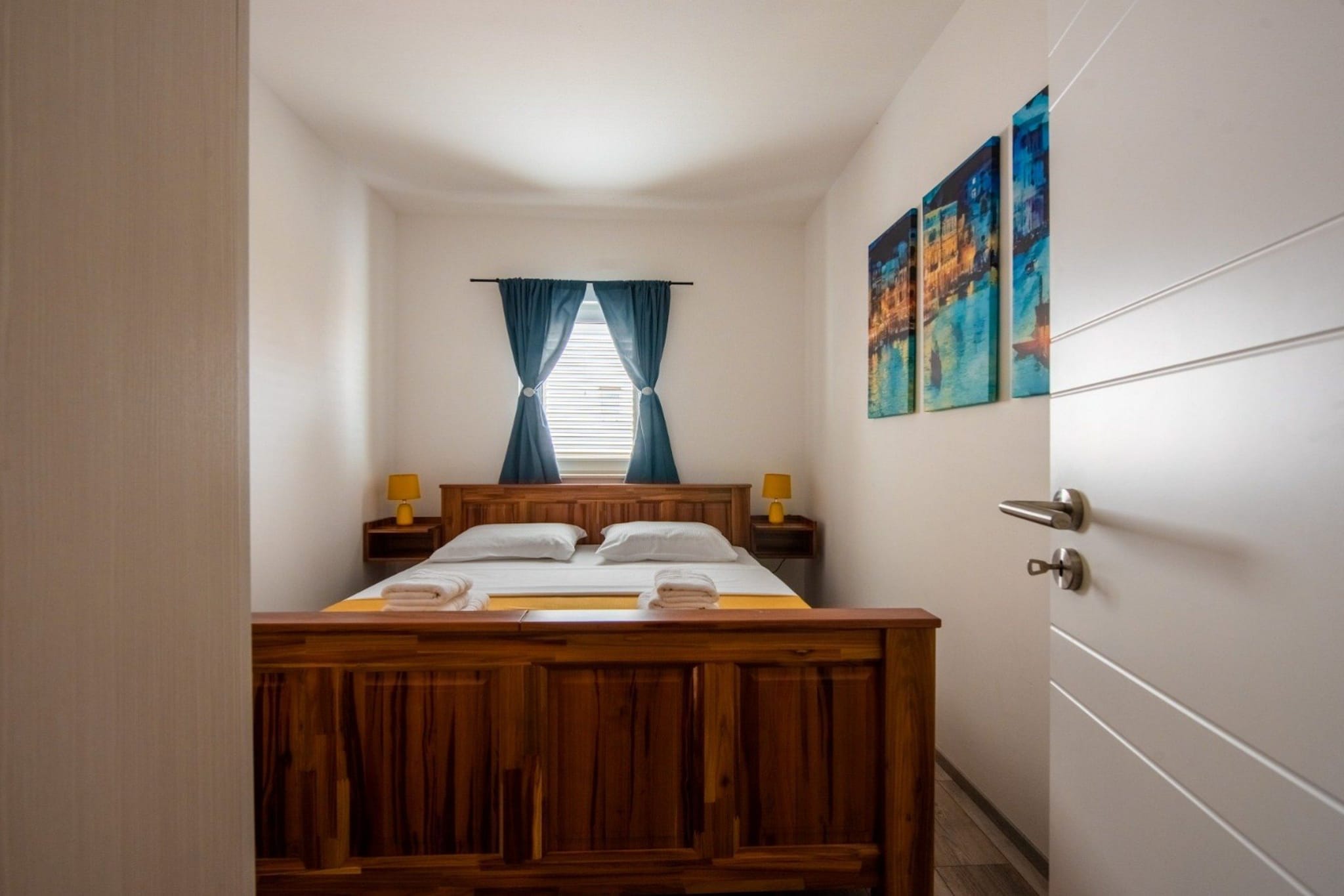 Charming and Tranquil Kastel Gomilica Apartment with Balcony and Patio - Three Bedroom Apartment-Chambre