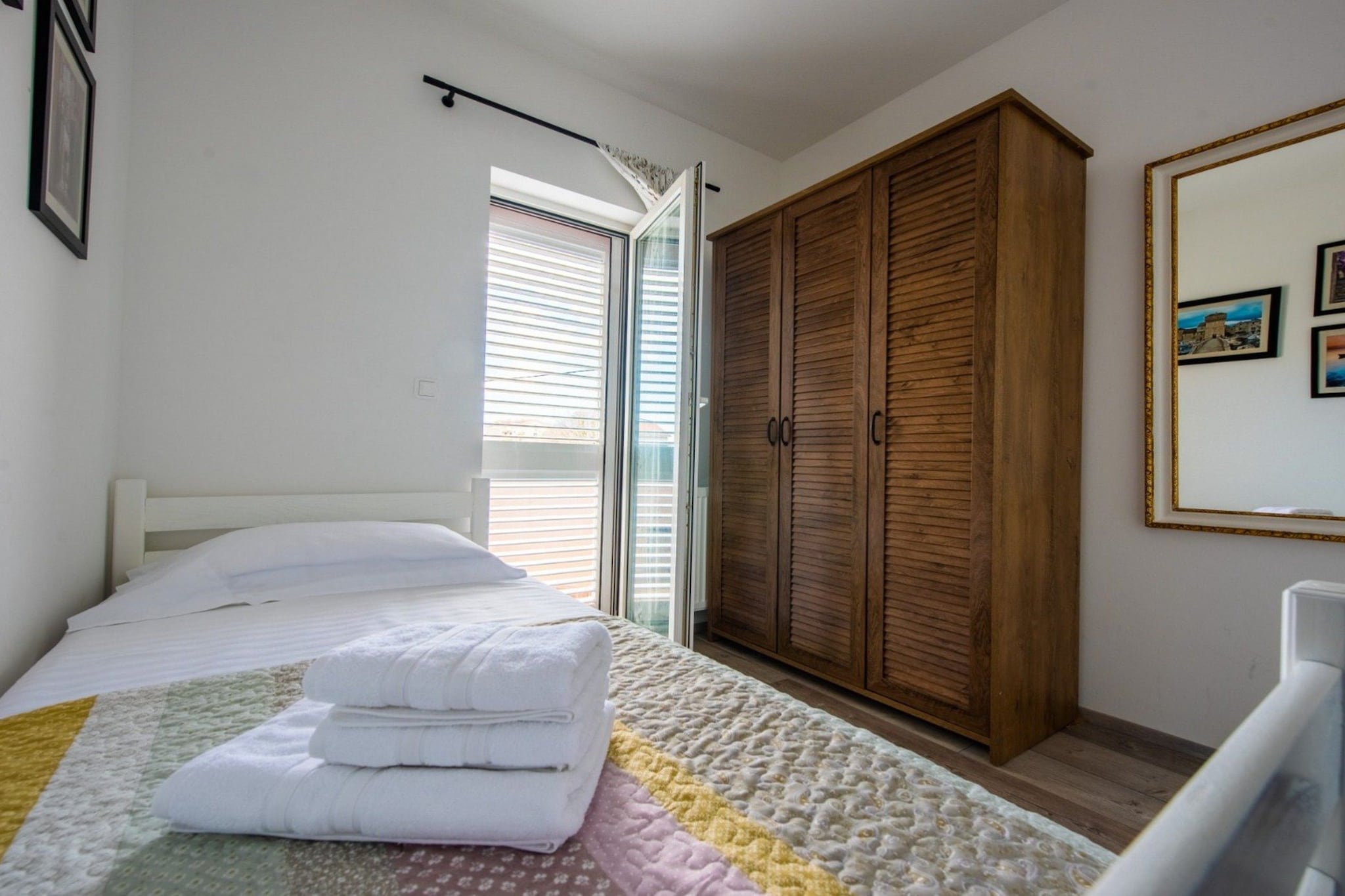 Charming and Tranquil Kastel Gomilica Apartment with Balcony and Patio - Three Bedroom Apartment-Chambre