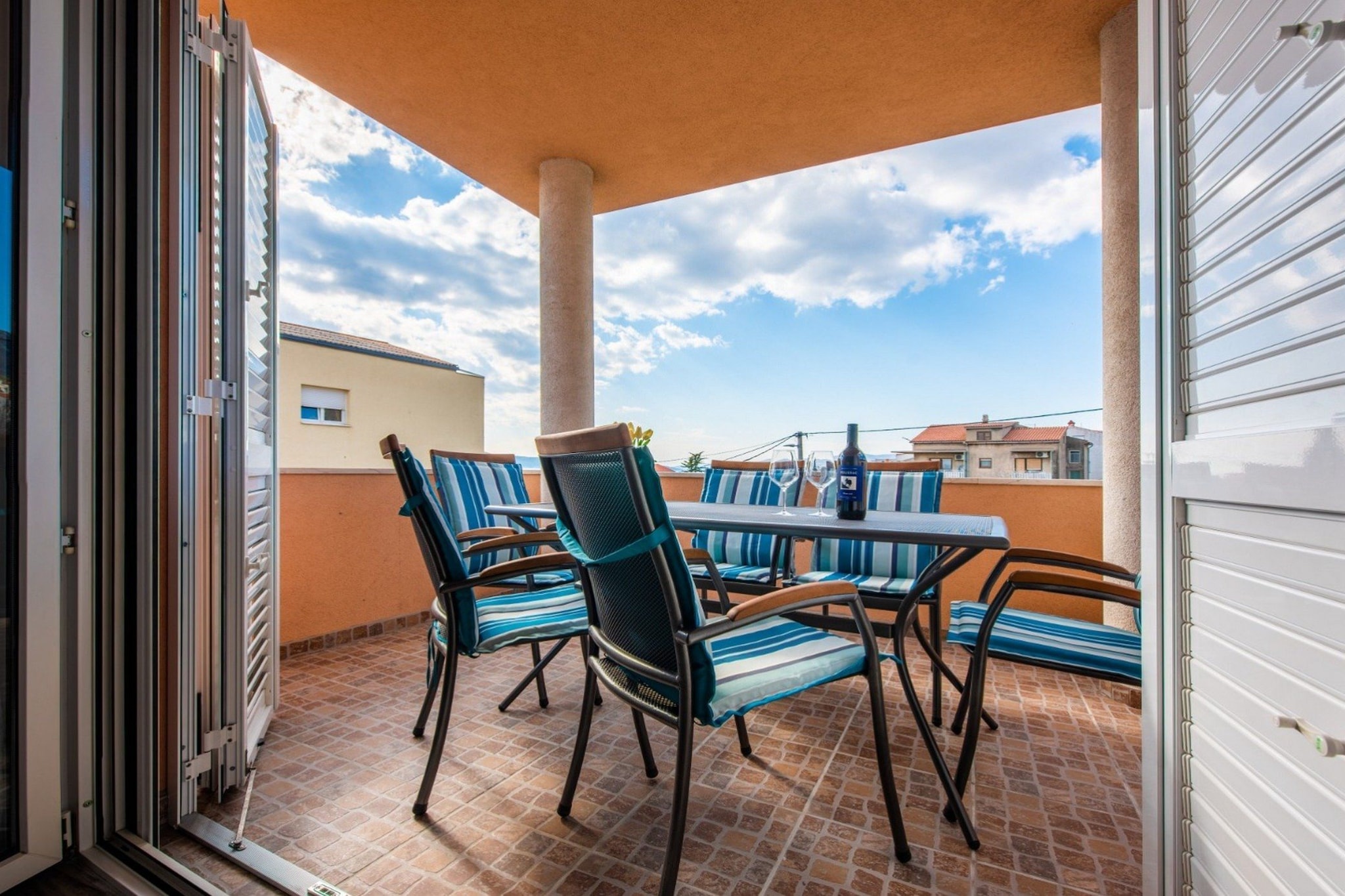 Charming and Tranquil Kastel Gomilica Apartment with Balcony and Patio - Three Bedroom Apartment-Balcon-terrasse