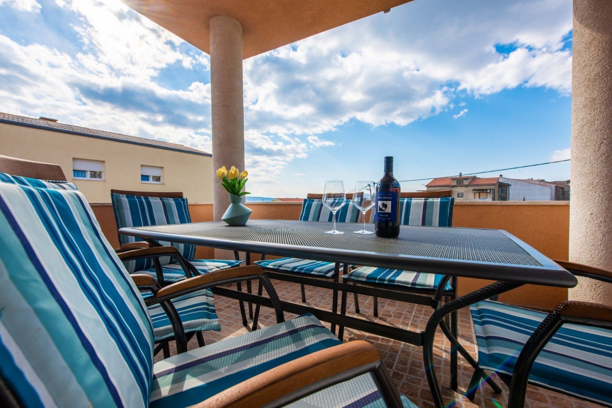 Charming and Tranquil Kastel Gomilica Apartment with Balcony and Patio - Three Bedroom Apartment-Balcon-terrasse