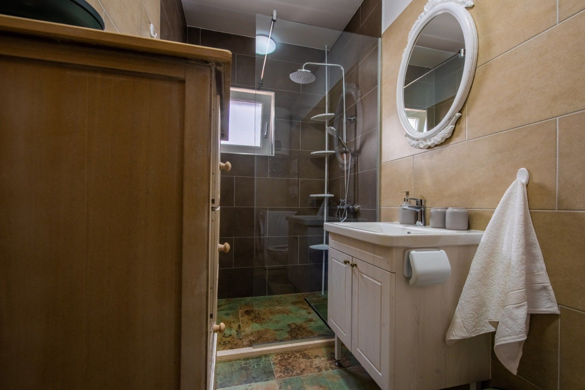 Charming and Tranquil Kastel Gomilica Apartment with Balcony and Patio - Three Bedroom Apartment-Salle de bain