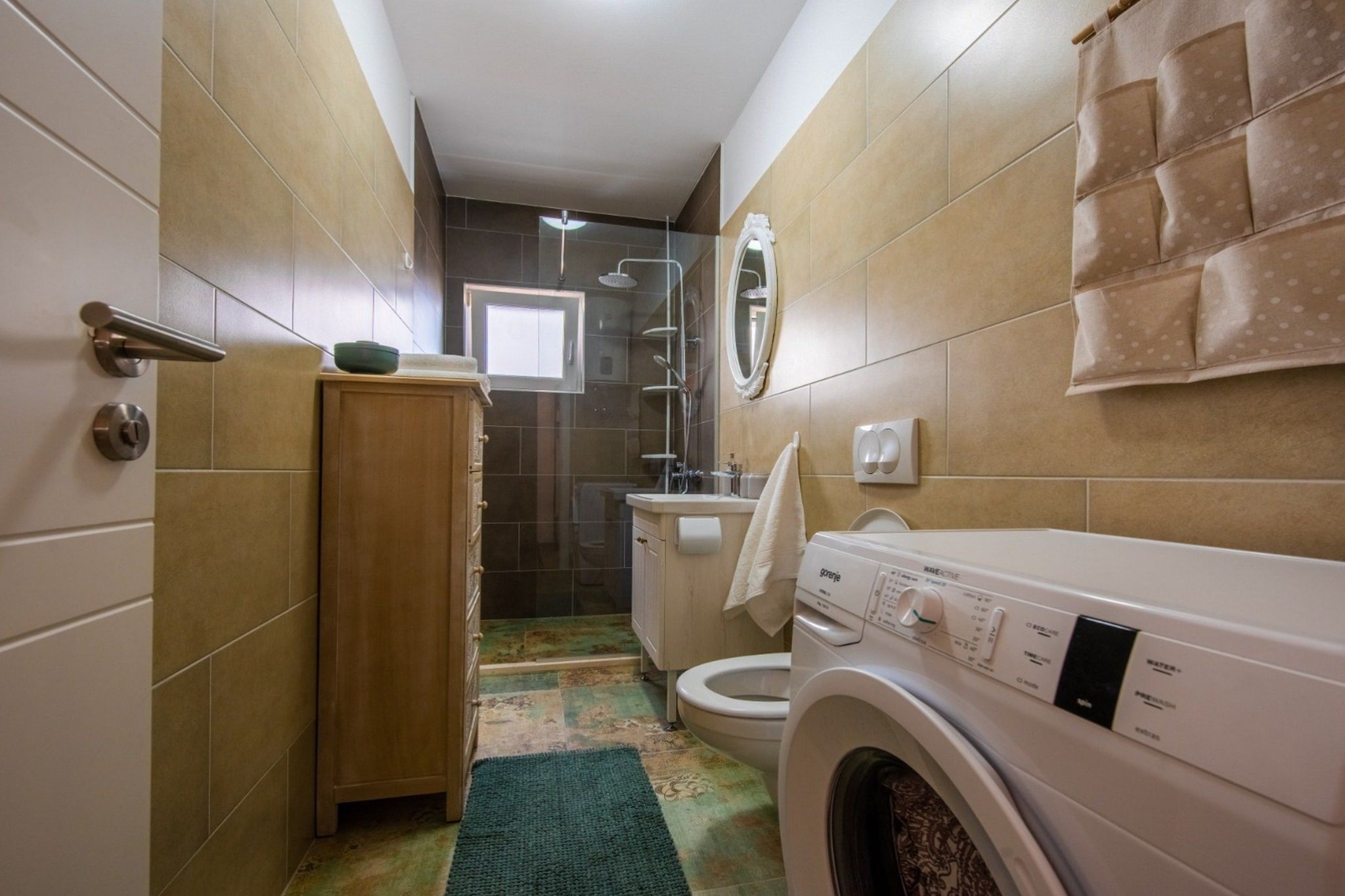Charming and Tranquil Kastel Gomilica Apartment with Balcony and Patio - Three Bedroom Apartment-Salle de bain