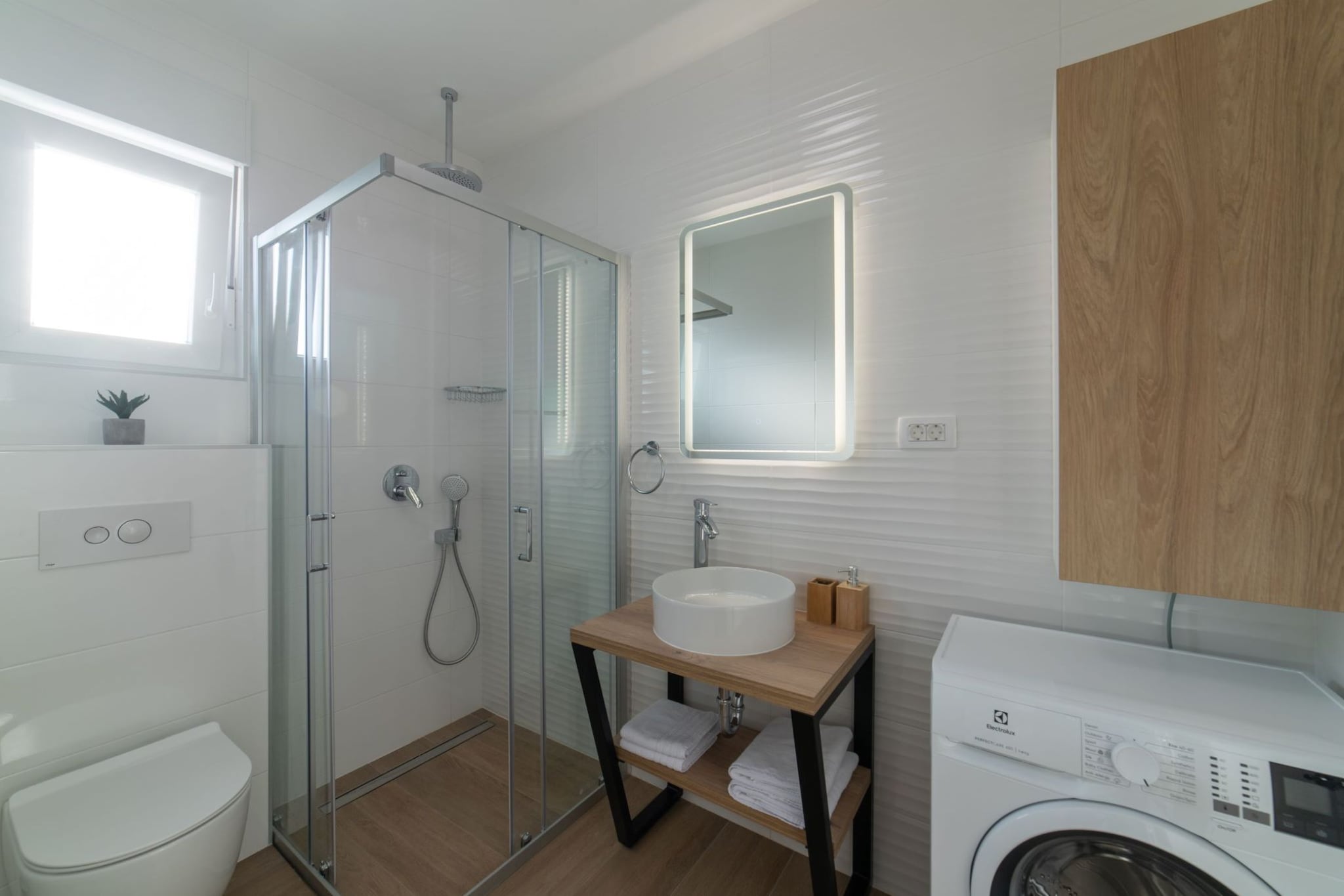 Luxury Kastela Villa with Heated Pool and Lounge Area - Four Bedroom Villa-Salle de bain