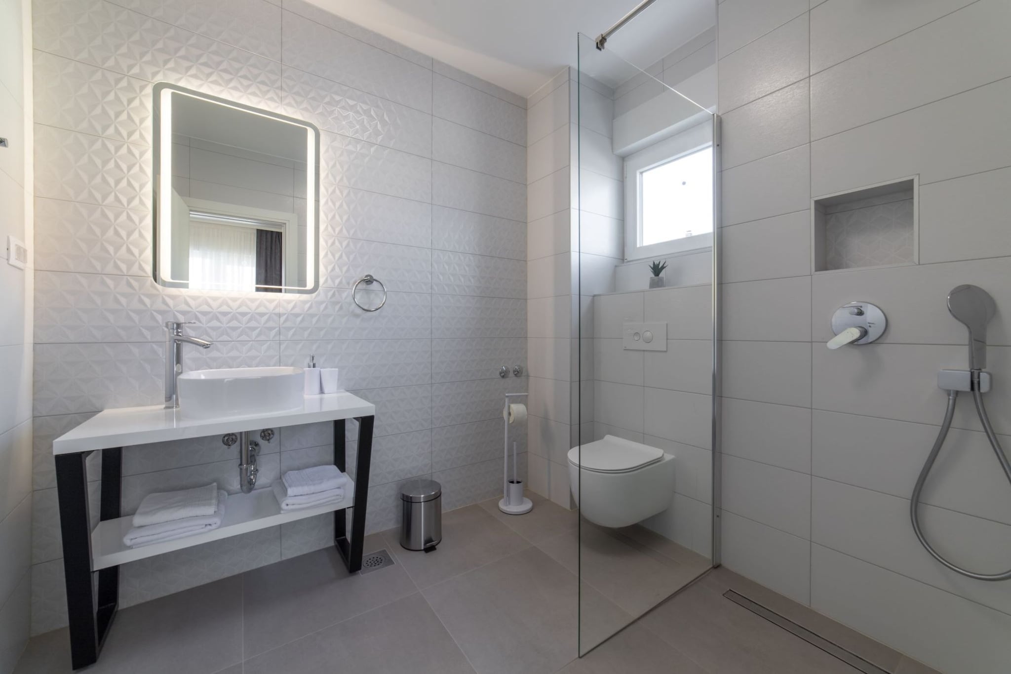 Luxury Kastela Villa with Heated Pool and Lounge Area - Four Bedroom Villa-Salle de bain