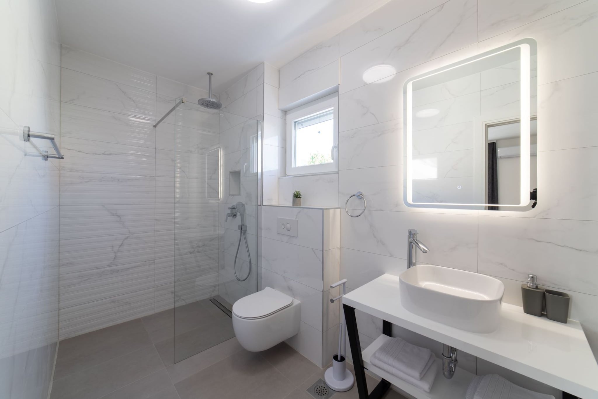 Luxury Kastela Villa with Heated Pool and Lounge Area - Four Bedroom Villa-Salle de bain