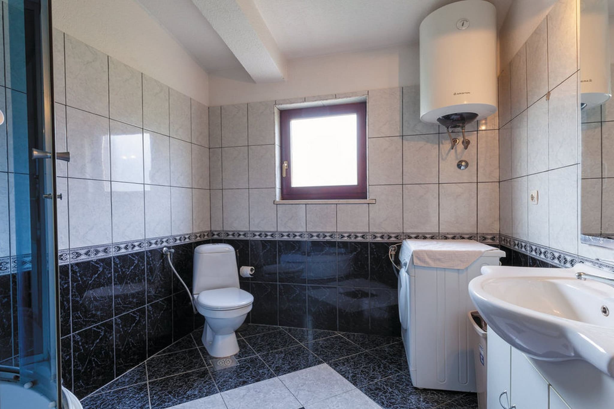 Mediterranean Stylish Villa with Pool in Kastel Stari - Six Bedroom Villa with Pool-Badezimmer