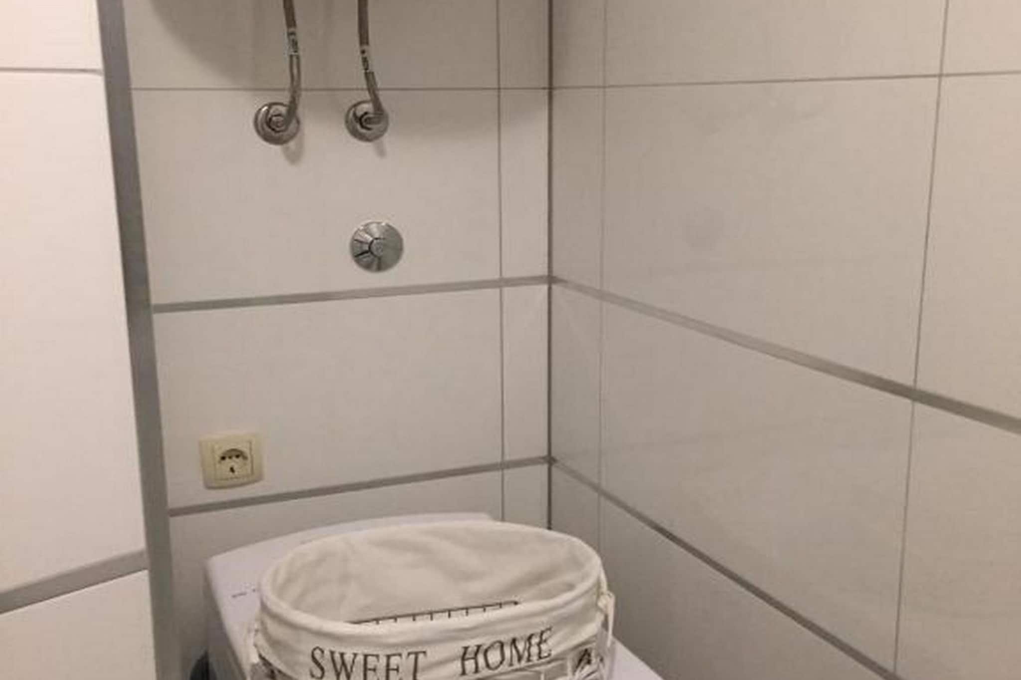 Modern and Cozy Apartment with Terrace in Kastel Kambelovac - Two Bedroom Apartment-Salle de bain