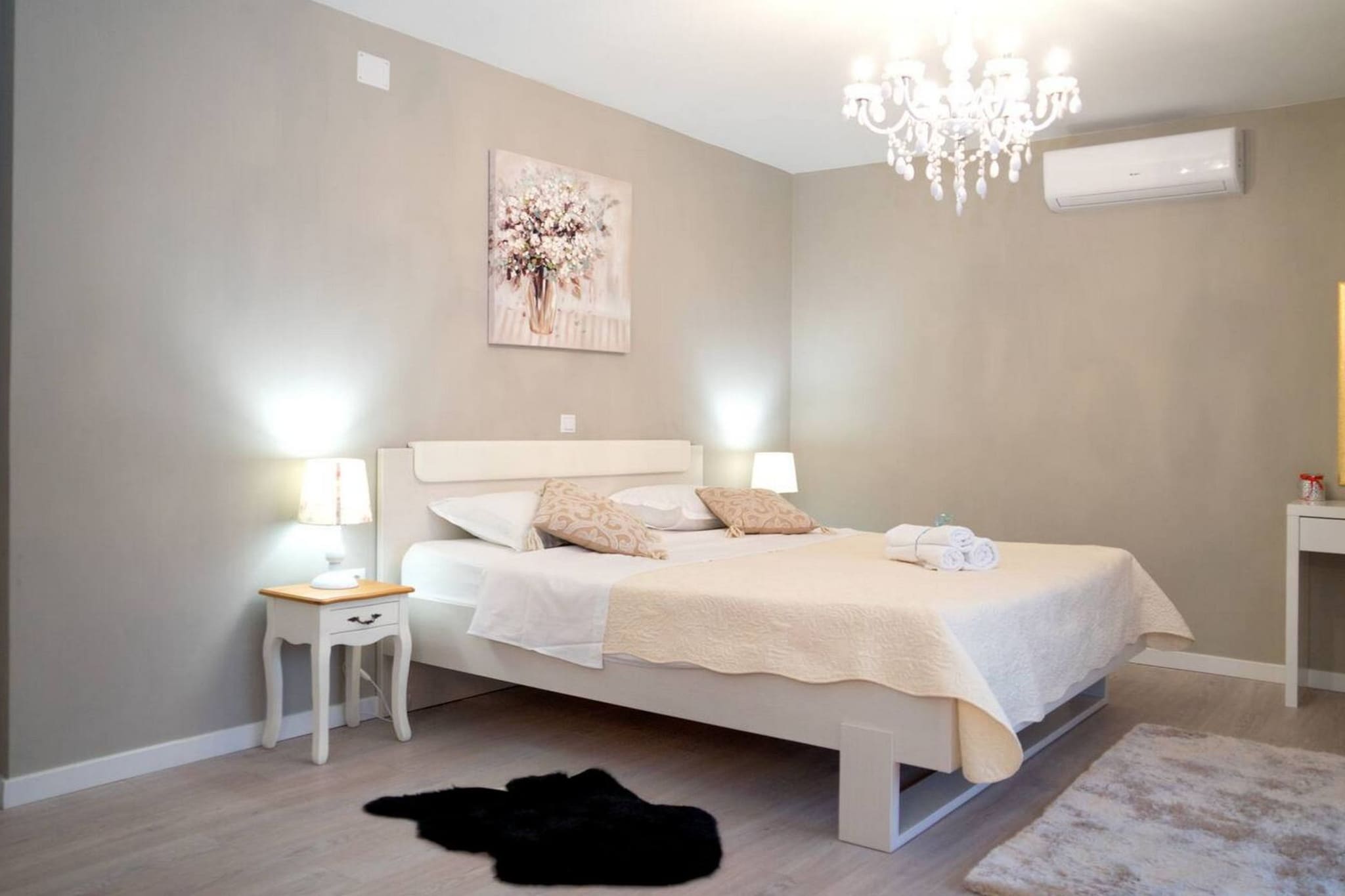 Peaceful Escape with Mountain Views, Heated Pool and Modern Amenities in Radošić - Four Bedroom Villa-Chambre