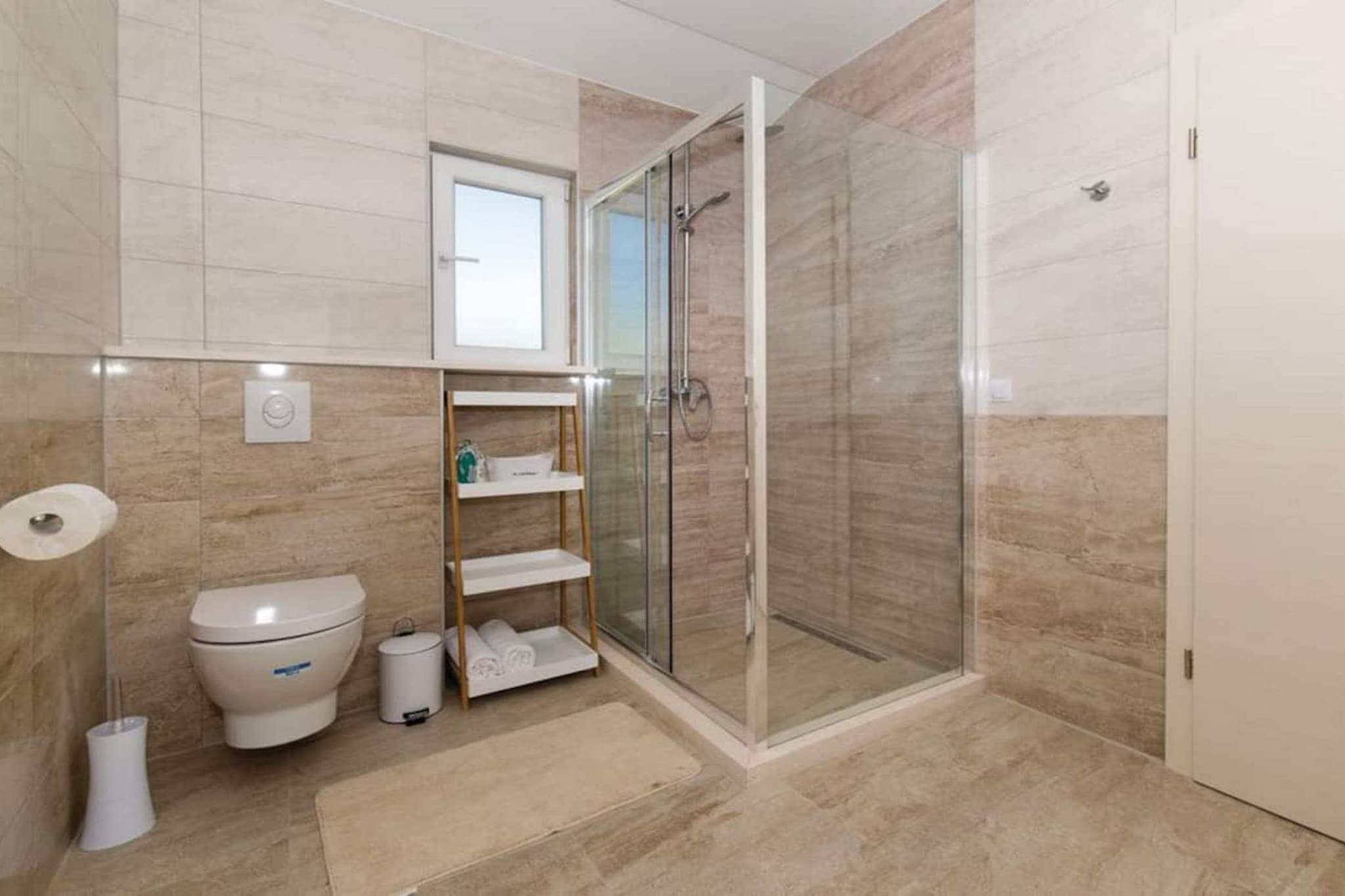 Peaceful Escape with Mountain Views, Heated Pool and Modern Amenities in Radošić - Four Bedroom Villa-Salle de bain
